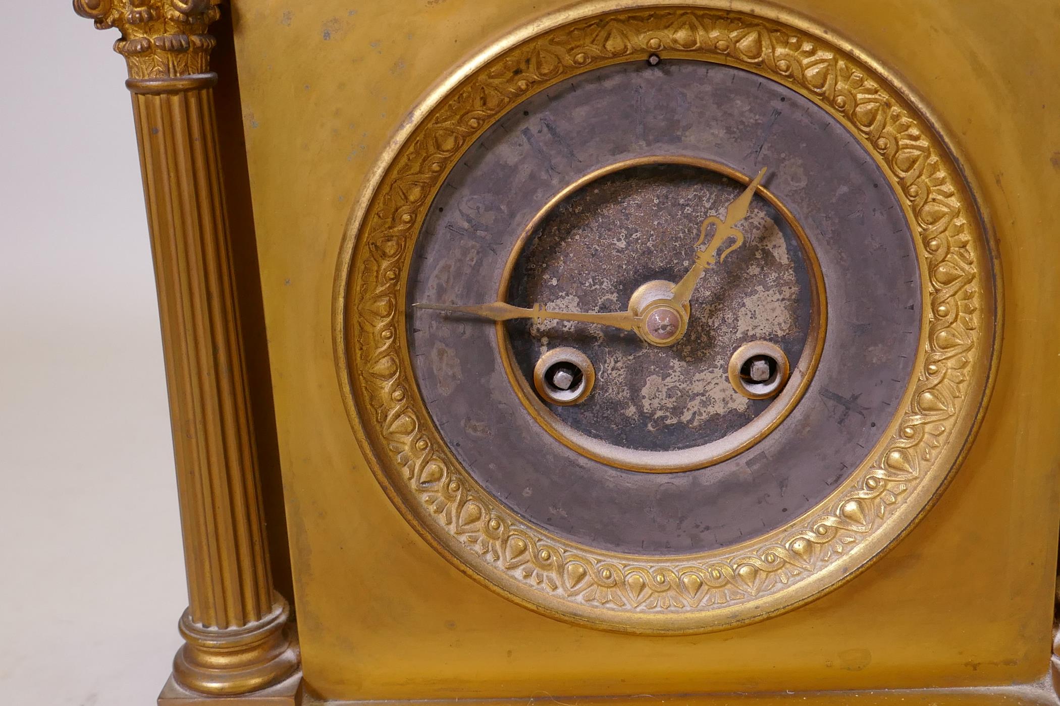 A C19th ormolu brass cased mantel clock with silvered chapter ring and Arabic numeral, the case with - Image 3 of 5