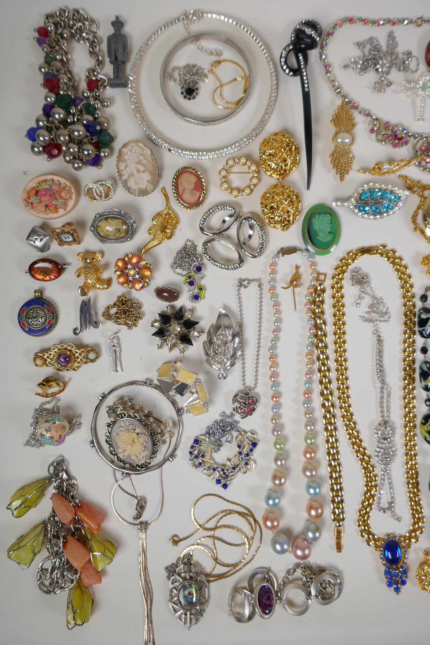 A quantity of vintage costume jewellery - Image 3 of 6