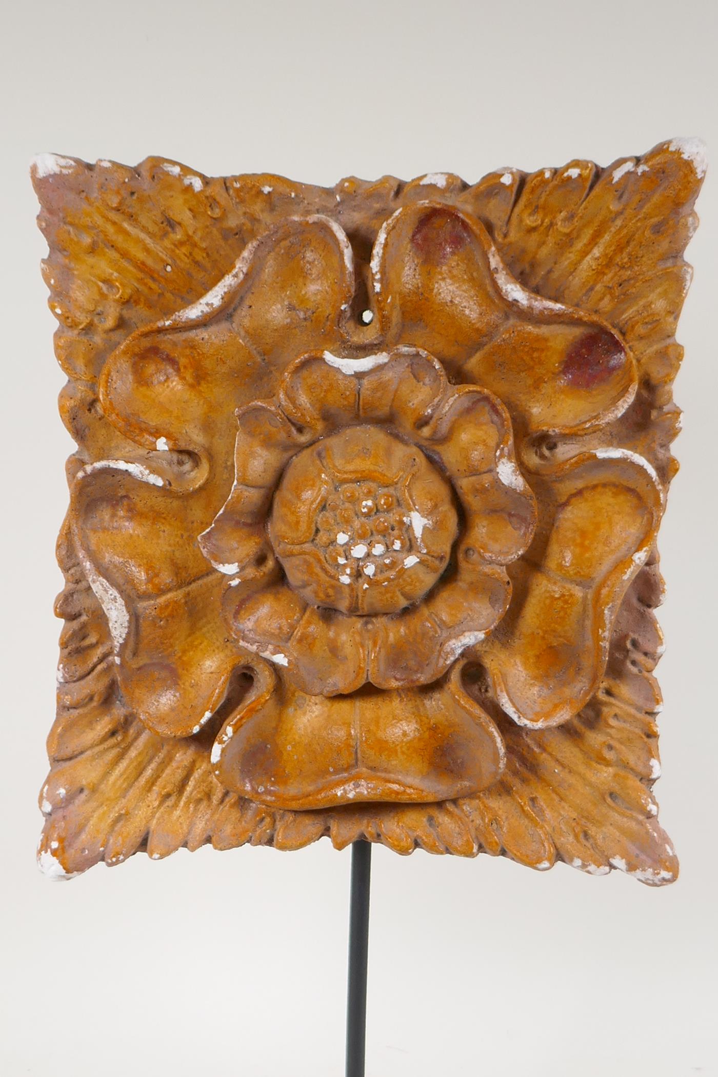 A painted plaster Tudor Rose plaque in relief, on a display stand, AF, 18" high, plaque 10" x 10" - Image 2 of 4