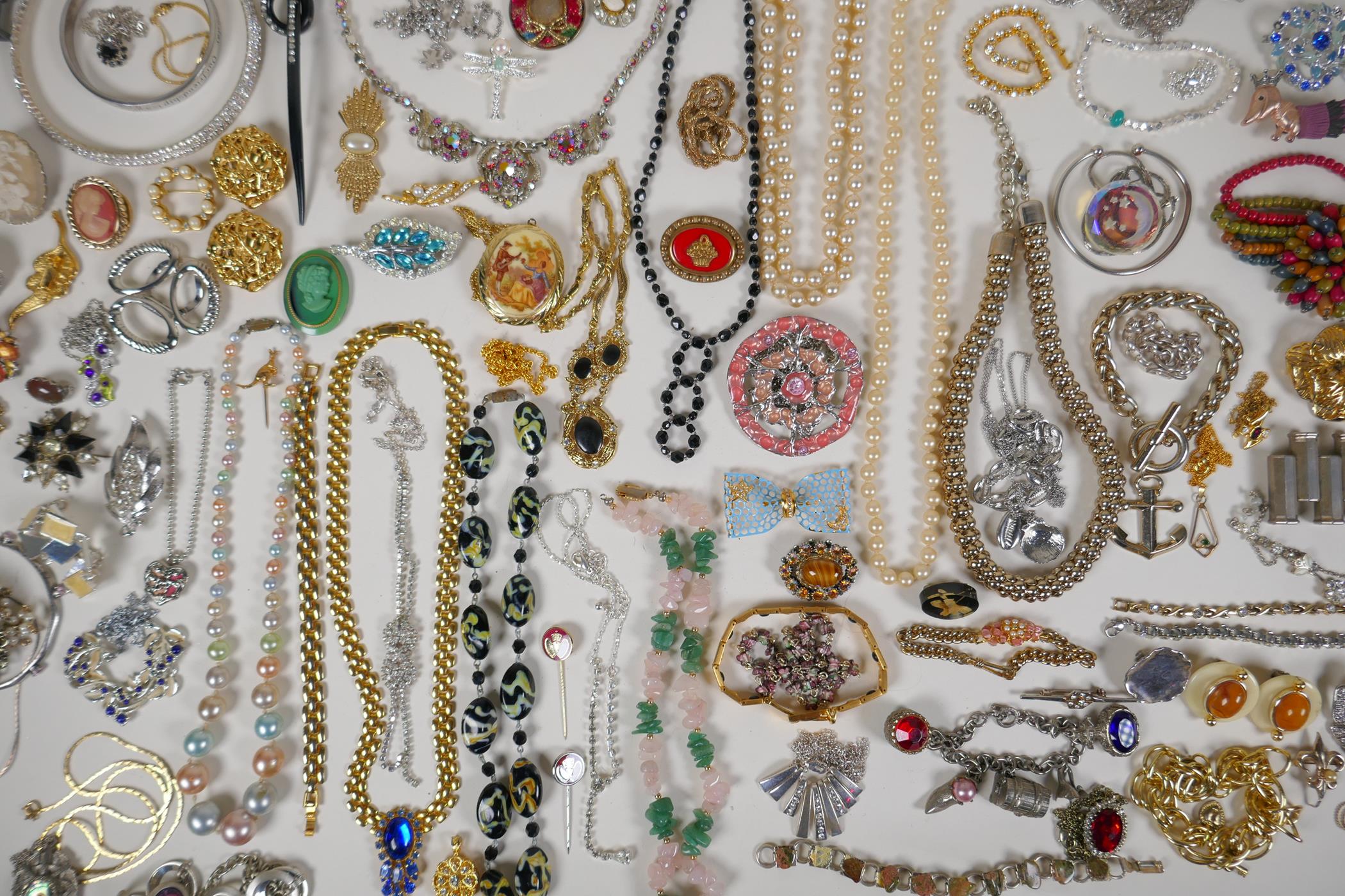 A quantity of vintage costume jewellery - Image 2 of 6