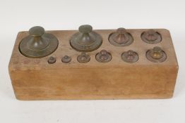 A set of C19th brass weights, 10g - 2kg, in a fitted wooden box