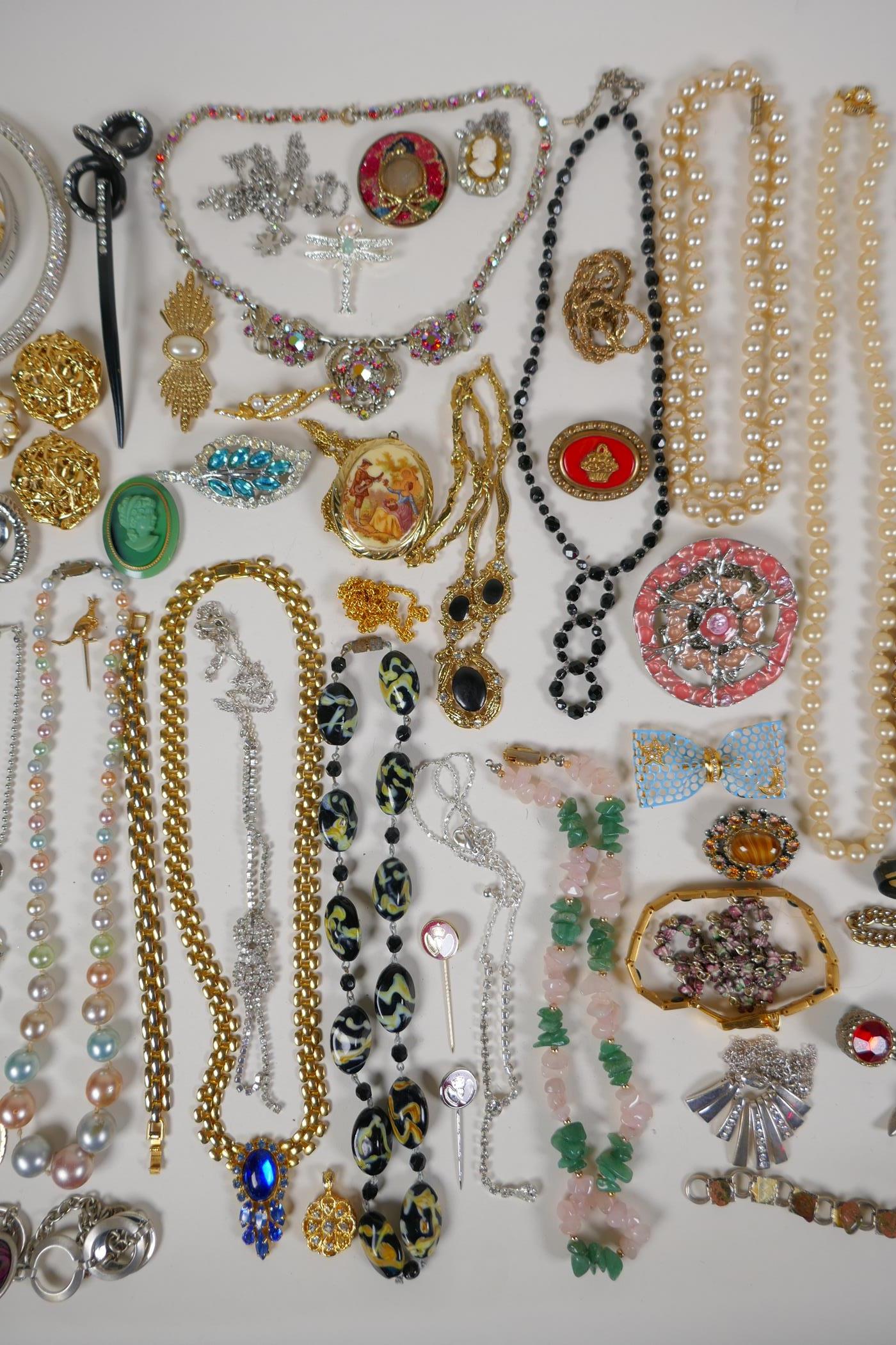 A quantity of vintage costume jewellery - Image 4 of 6