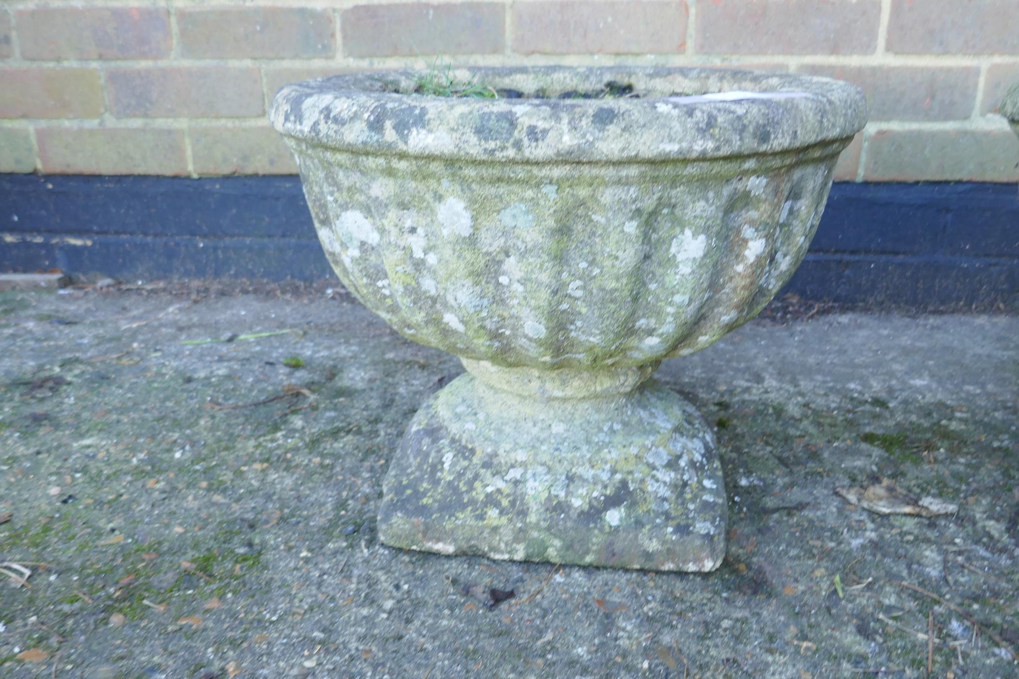A pair of vintage reconstituted stone garden urns - Image 4 of 4