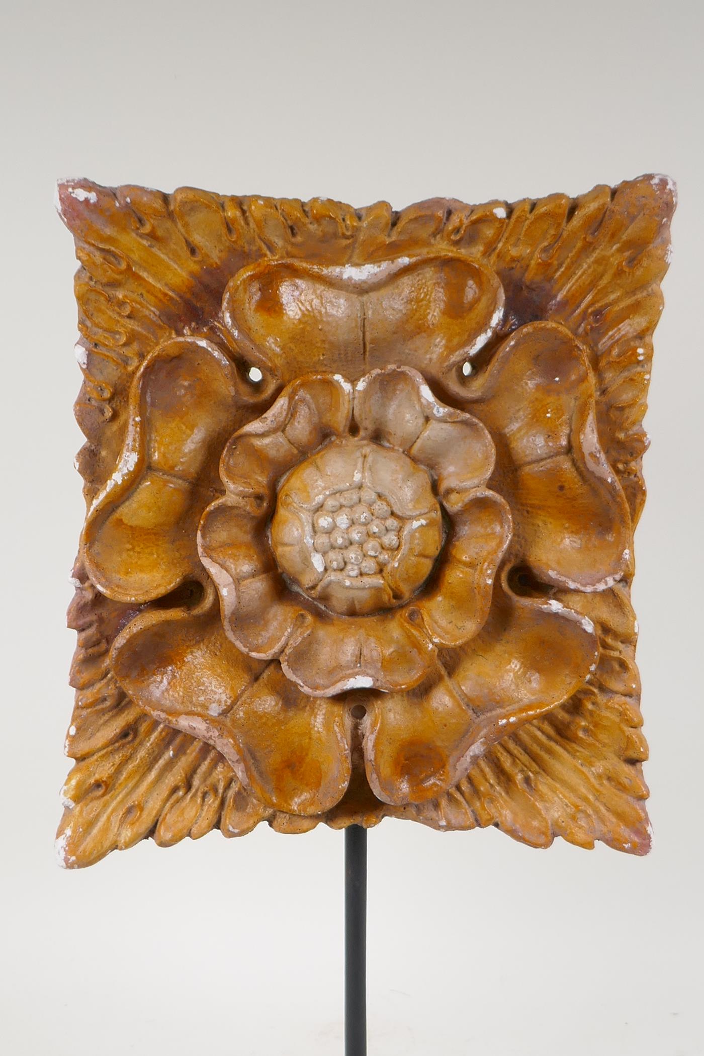 A painted plaster Tudor Rose plaque on a display stand, 18½" high, plaque 10" x 10" - Image 2 of 3
