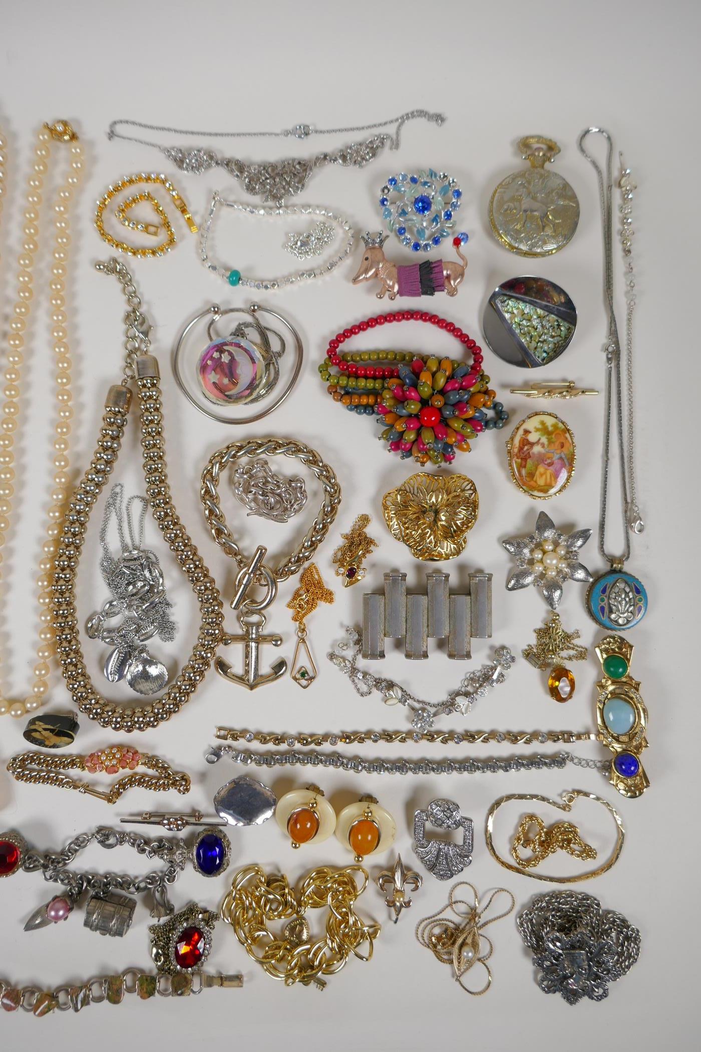A quantity of vintage costume jewellery - Image 6 of 6