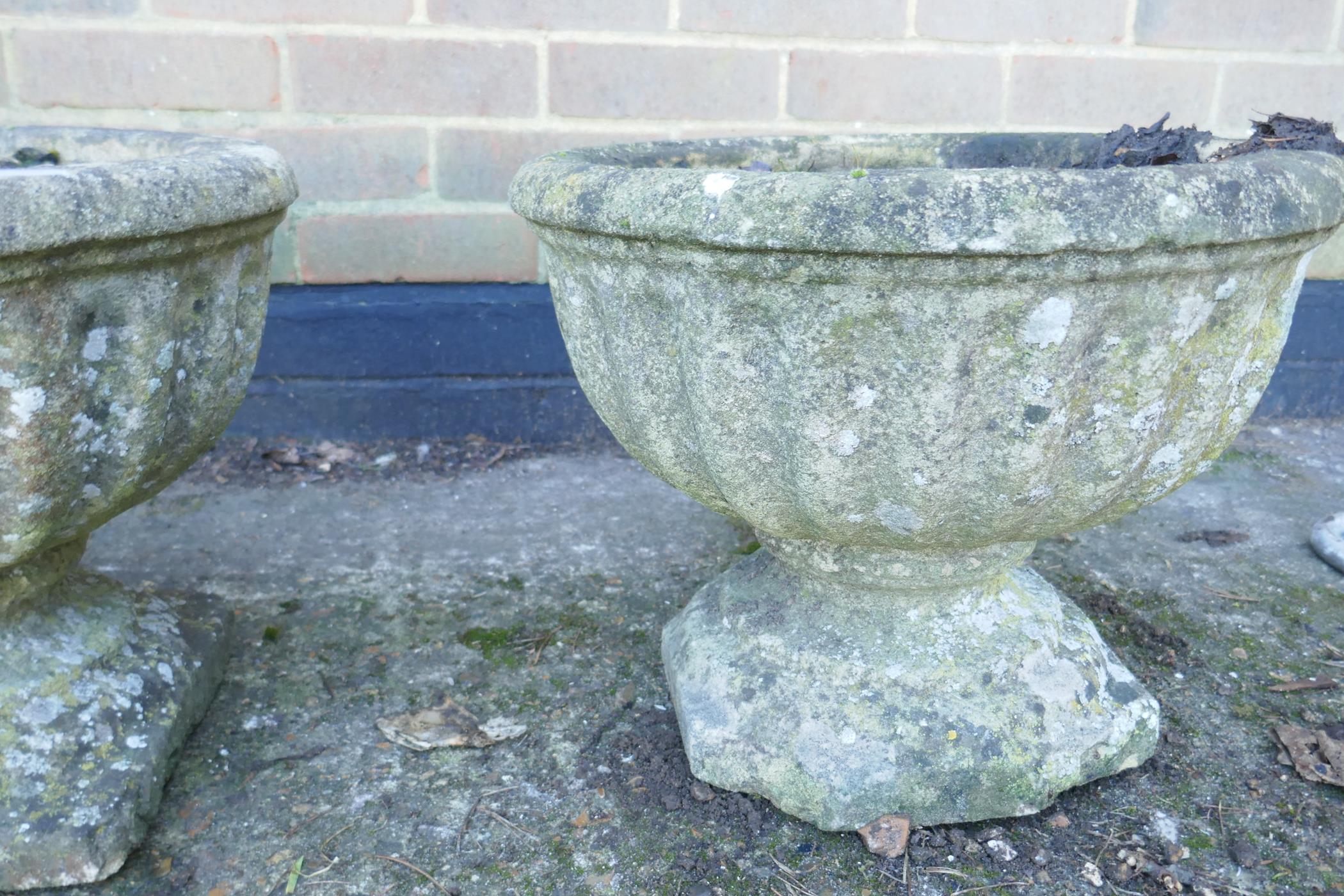 A pair of vintage reconstituted stone garden urns - Image 3 of 4