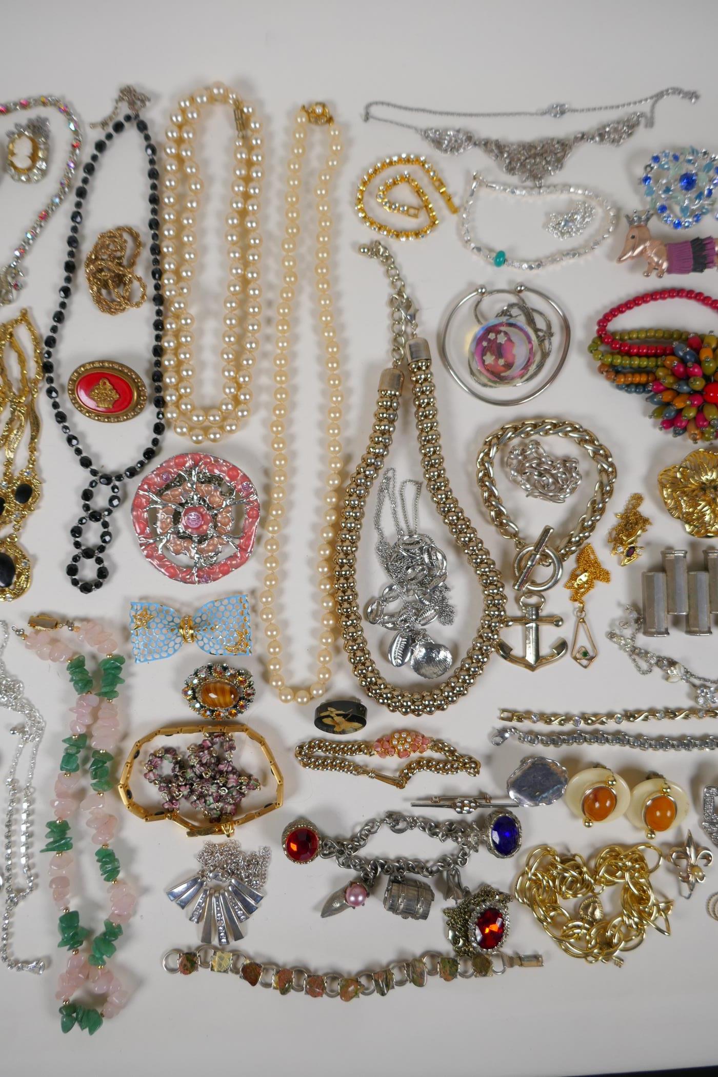 A quantity of vintage costume jewellery - Image 5 of 6