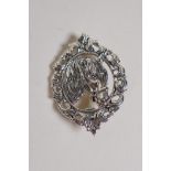 A sterling silver brooch with horse head decoration, 1" x 1½"