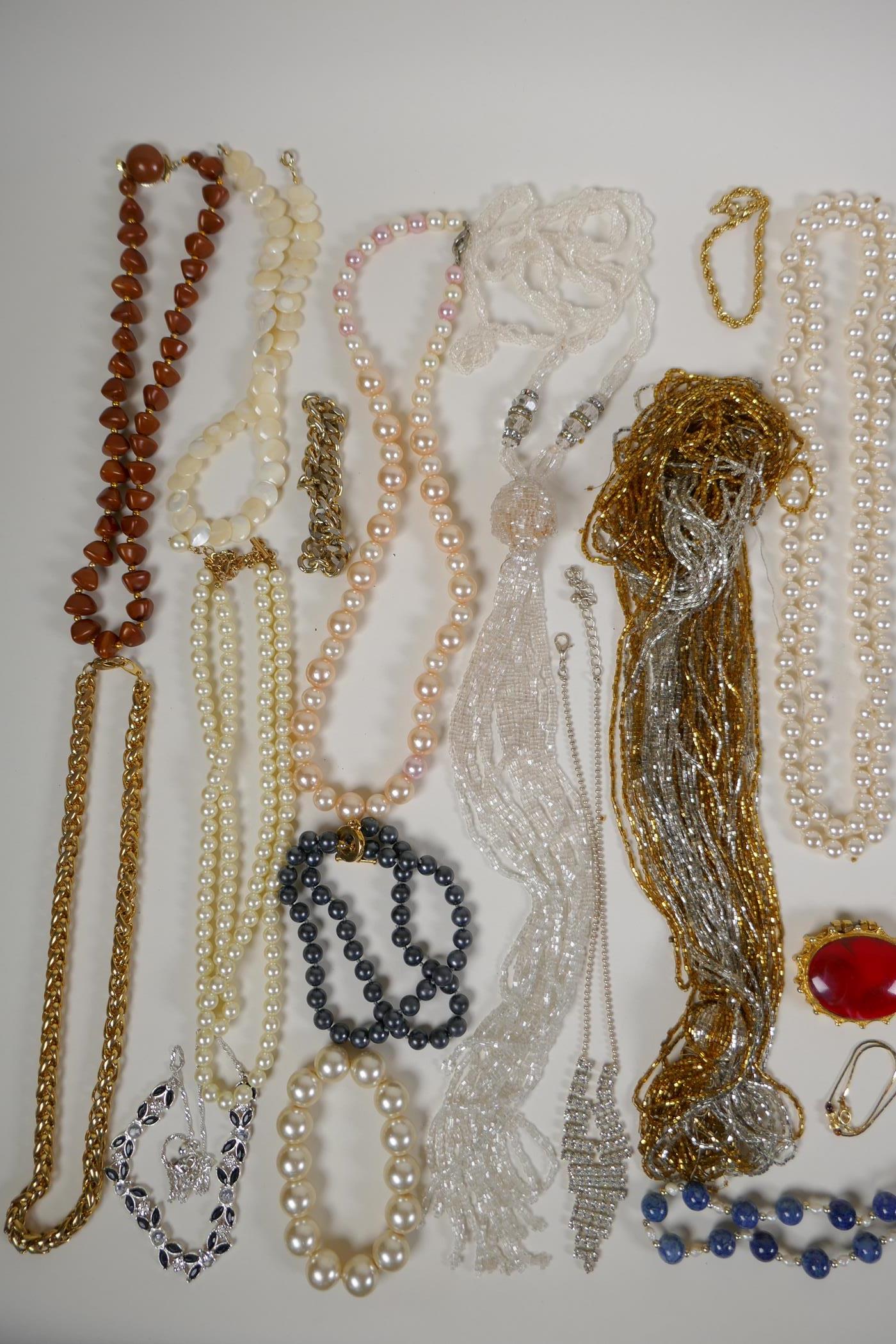 A quantity of vintage costume jewellery, mostly necklaces - Image 2 of 4