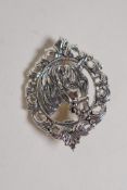 A sterling silver brooch with horse head decoration, 1" x 1½"