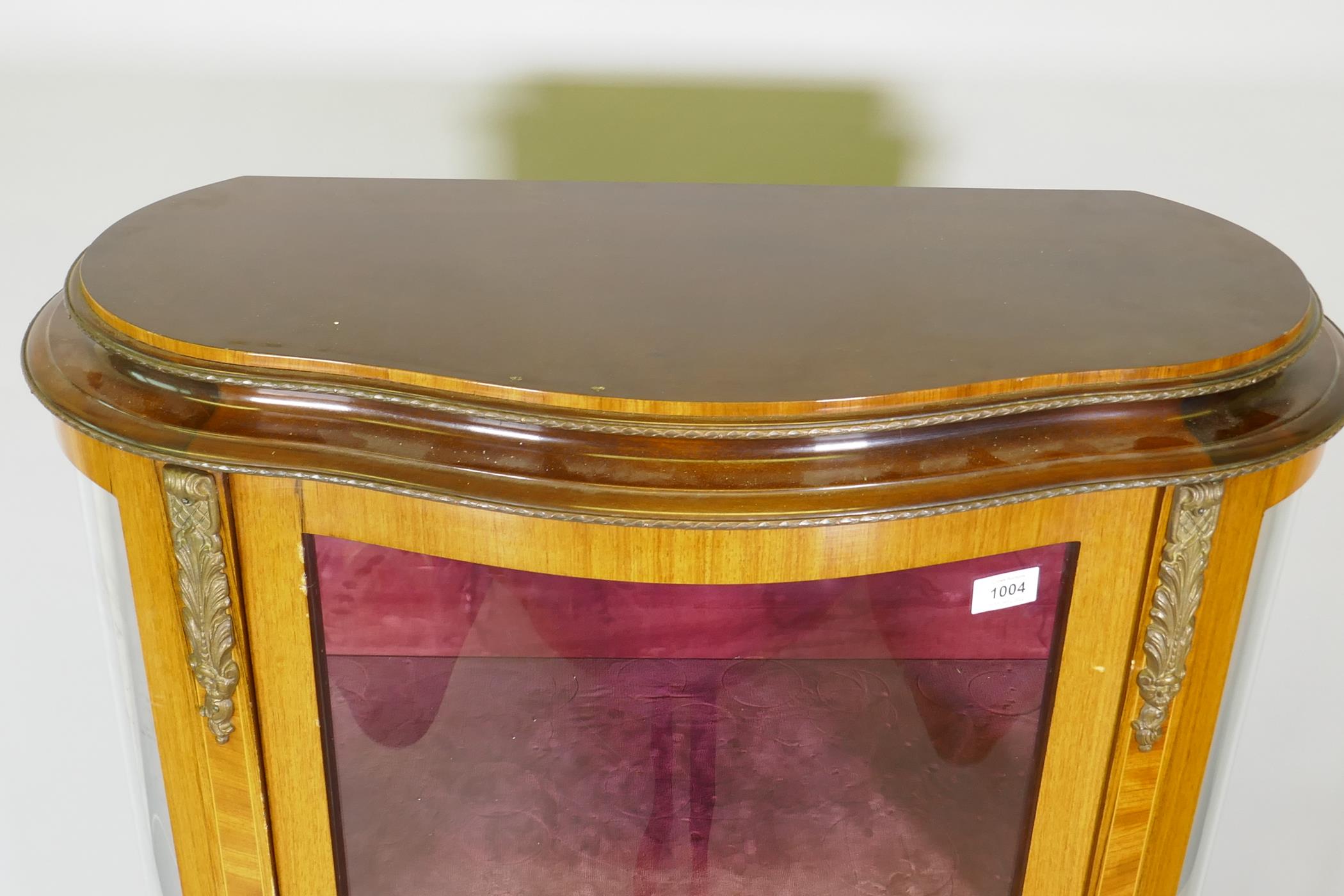 A French mahogany vitrine with tulipwood banded inlay, brass mounts and serpentine front, raised - Image 3 of 4
