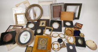 A quantity of miniature and other small picture frames