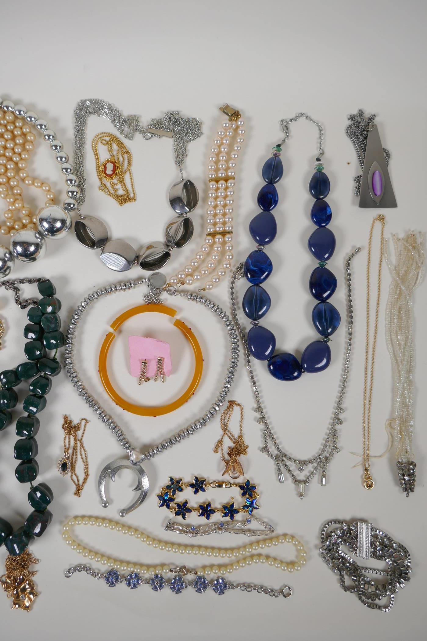 A quantity of vintage costume jewellery, mostly necklaces - Image 4 of 4