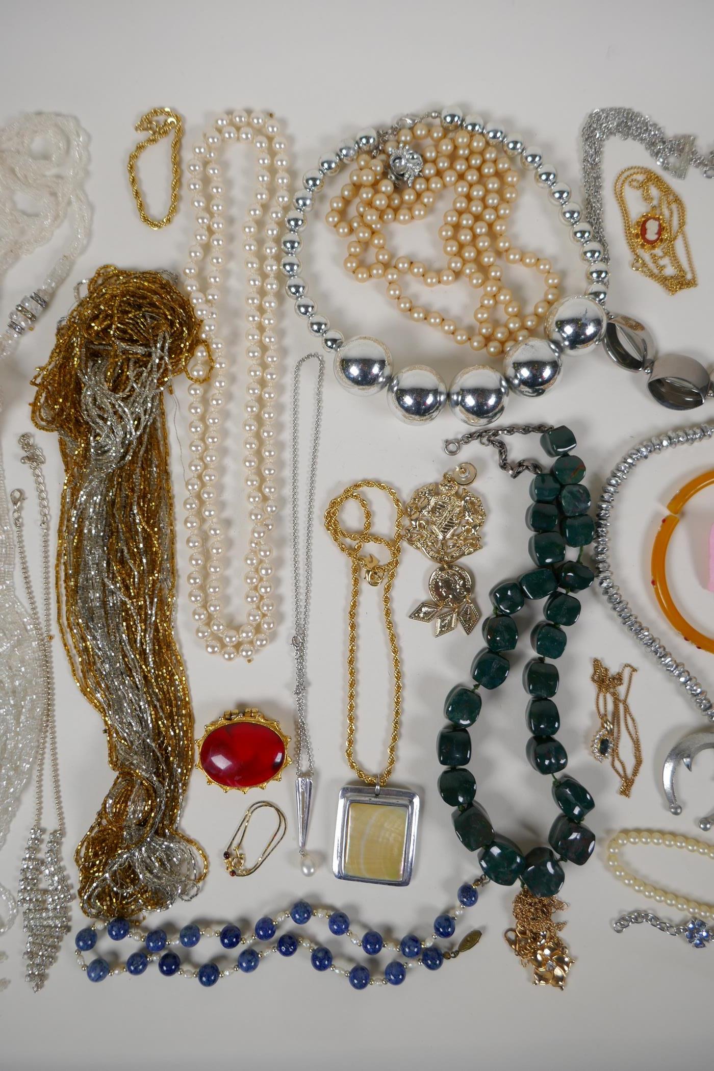 A quantity of vintage costume jewellery, mostly necklaces - Image 3 of 4