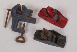 Two model makers thumb planes and a table vice, planes 3" long