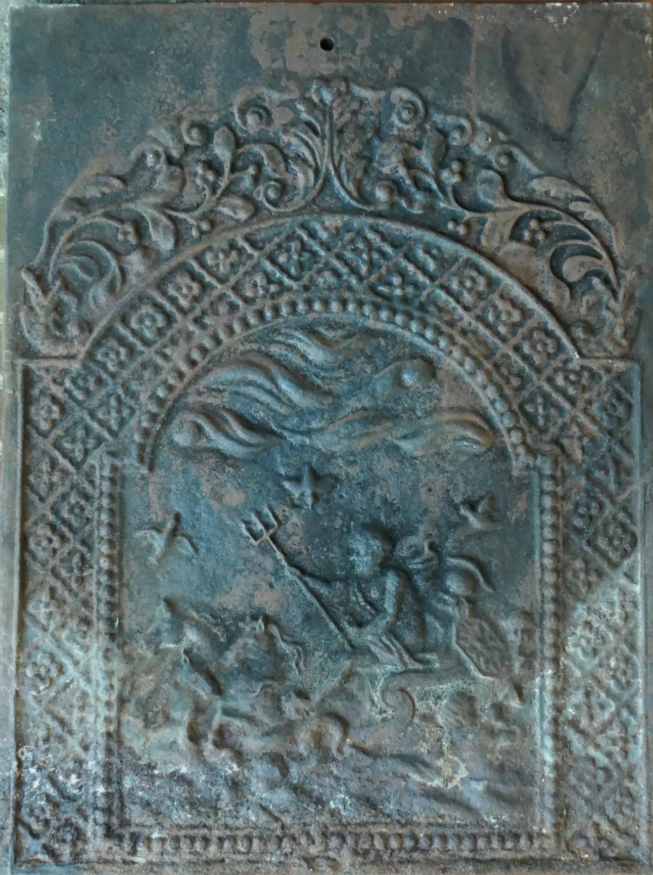 Antique cast iron fire back with raised decoration depicting Neptune riding a chariot over the - Image 3 of 3