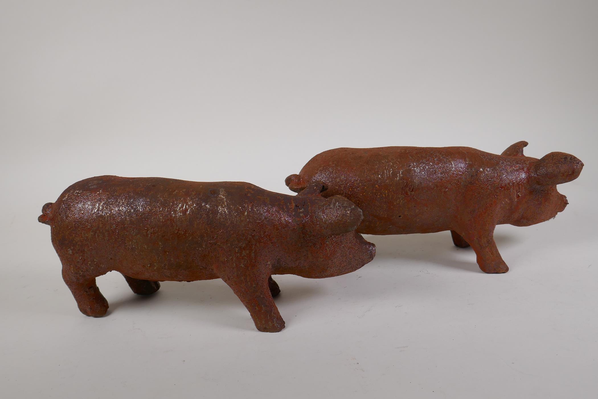 A pair of cast iron garden piglets, 12" long - Image 3 of 3