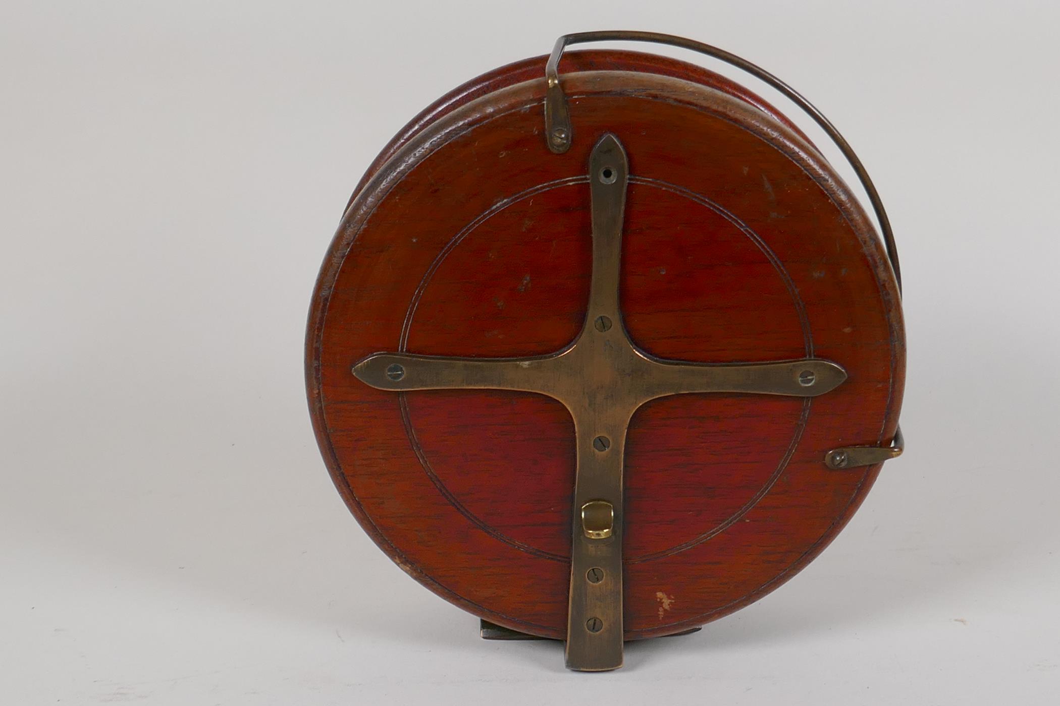 A vintage mahogany and brass Starback fishing reel, 7" diameter - Image 4 of 4