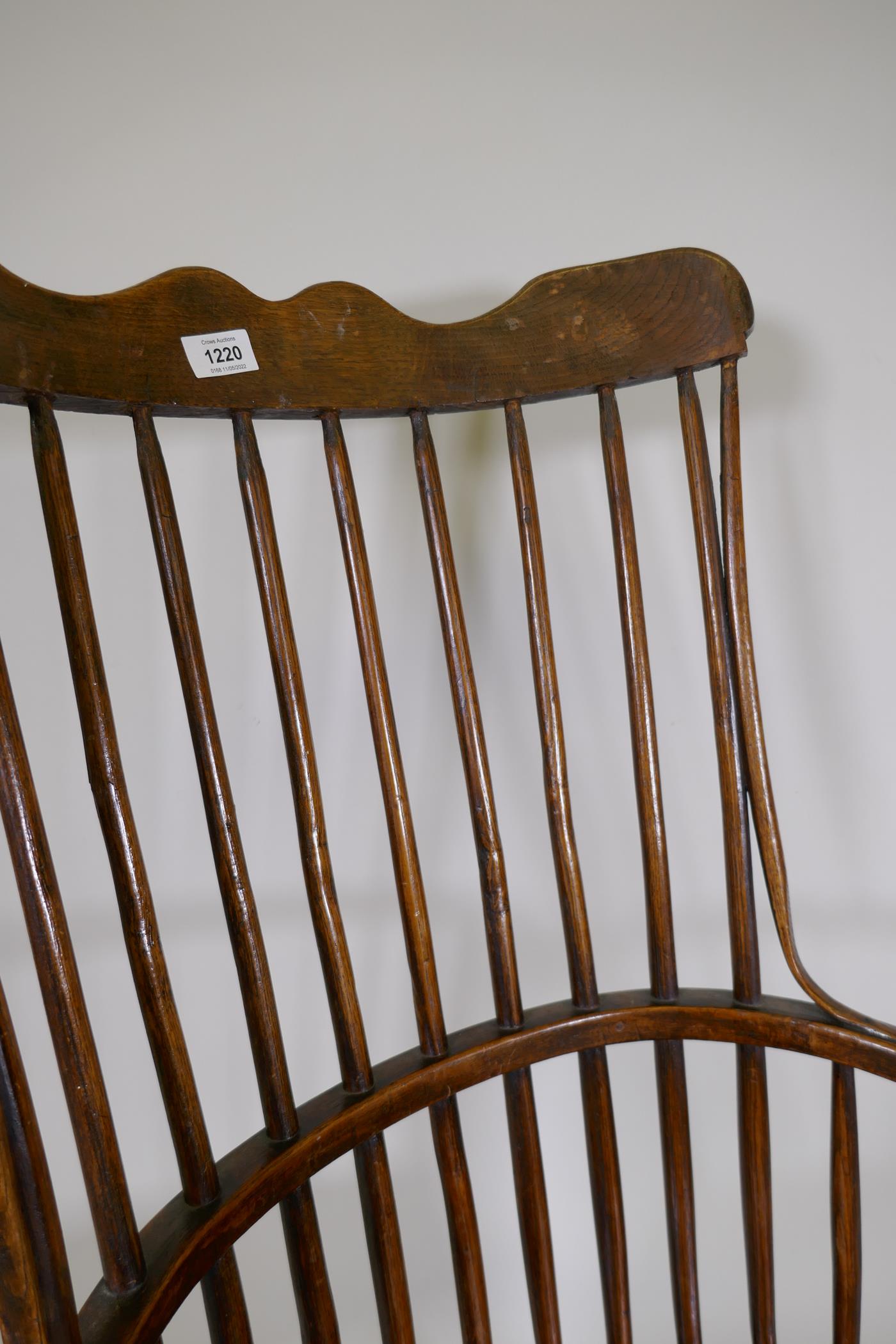 Early C19th Windsor comb back elbow chair with crinoline stretcher, raised on turned supports - Image 3 of 5