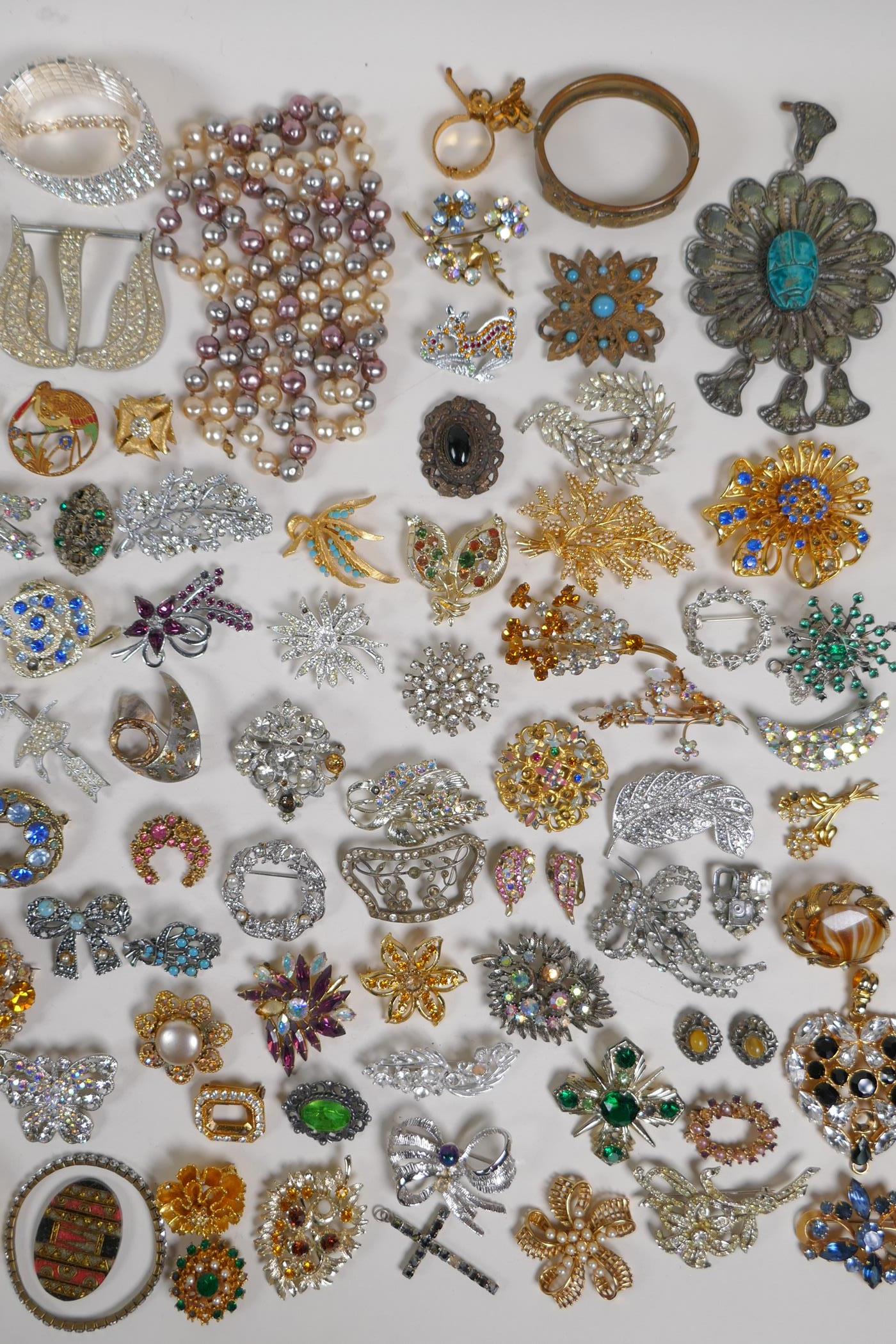 A quantity of good quality vintage costume jewellery to include necklaces, brooches, earrings etc - Image 4 of 5