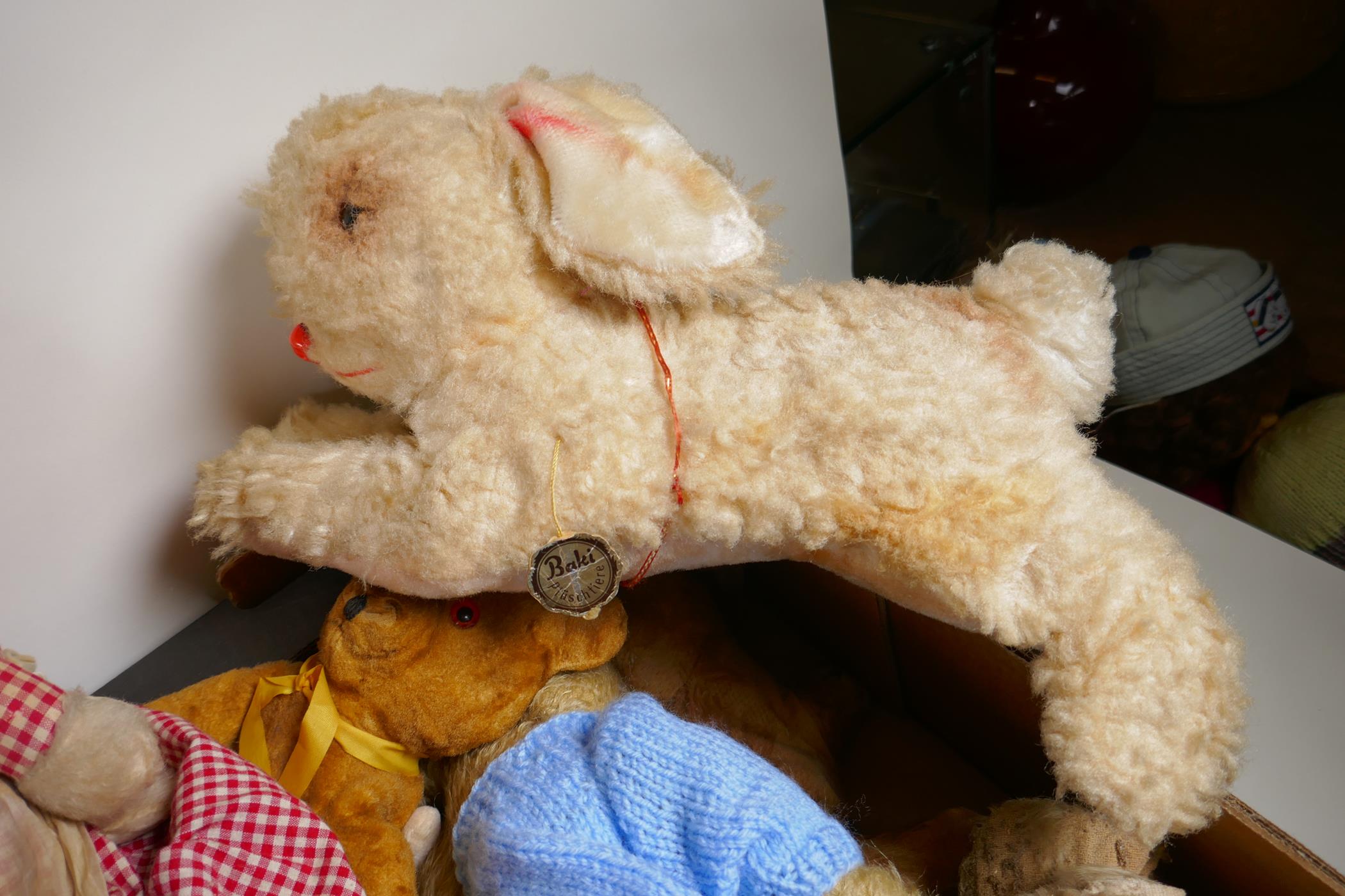 A quantity of vintage teddy bears and cuddly toys - Image 4 of 5