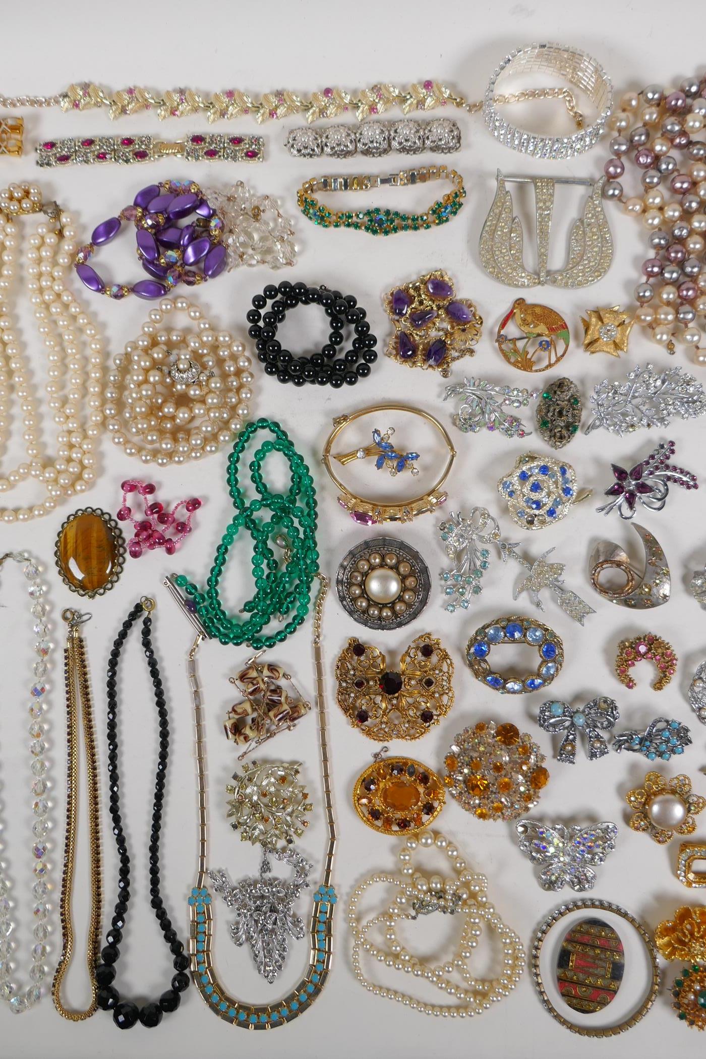 A quantity of good quality vintage costume jewellery to include necklaces, brooches, earrings etc - Image 3 of 5