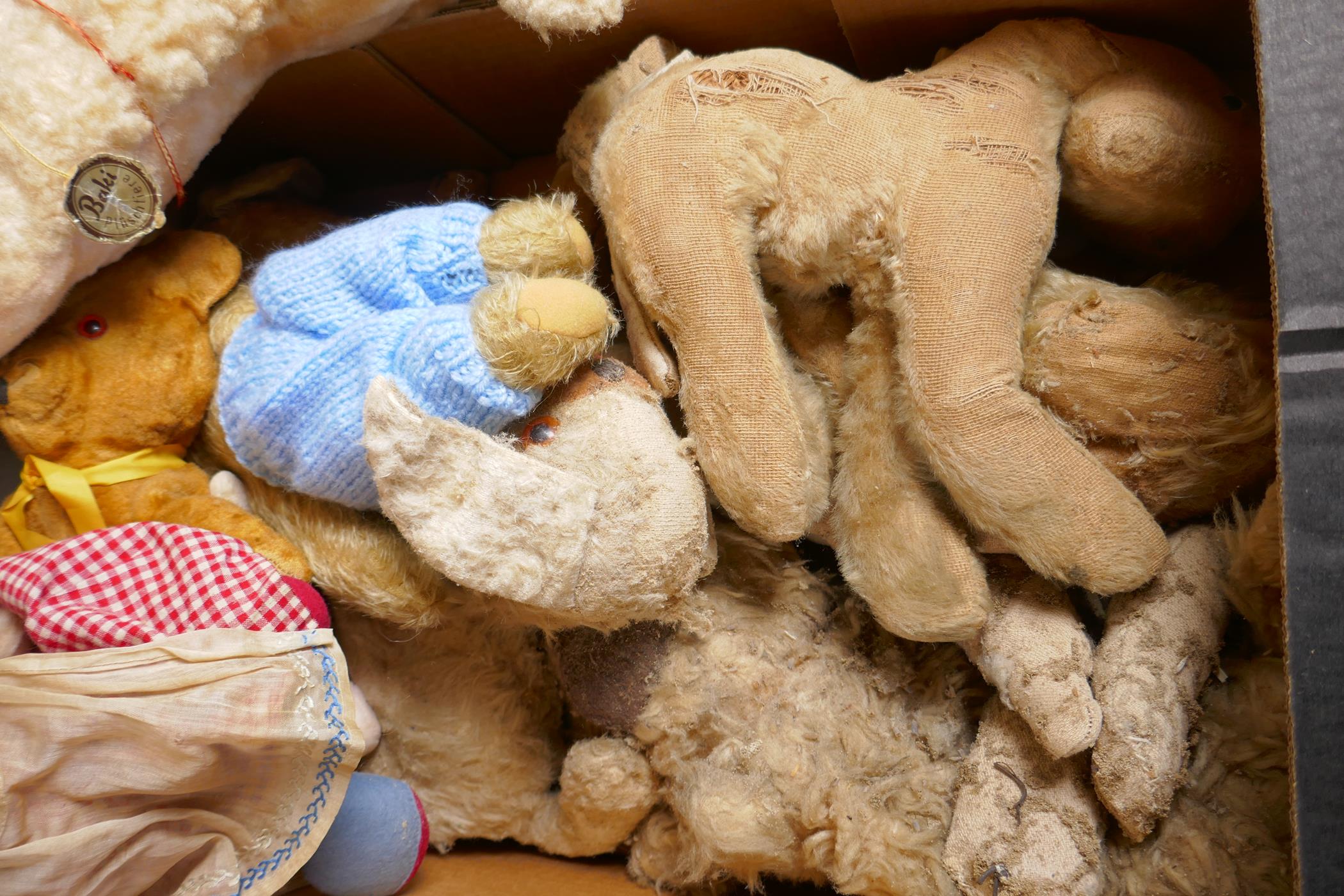 A quantity of vintage teddy bears and cuddly toys - Image 3 of 5