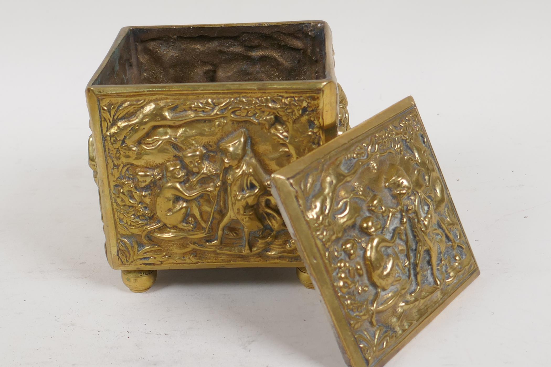 A late C18th/early C19th Dutch brass tobacco box embossed with a scene of a travelling monkey - Image 3 of 4
