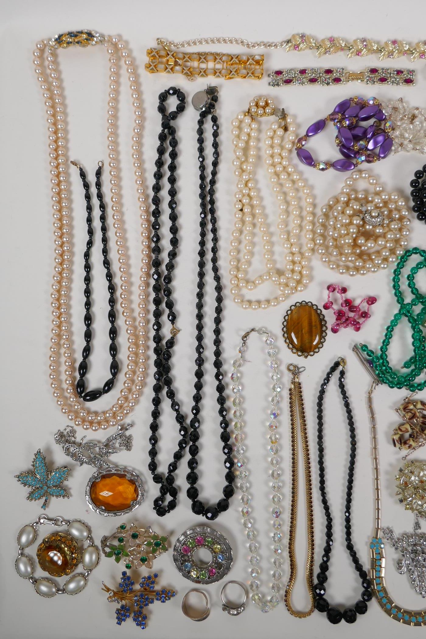 A quantity of good quality vintage costume jewellery to include necklaces, brooches, earrings etc - Image 2 of 5