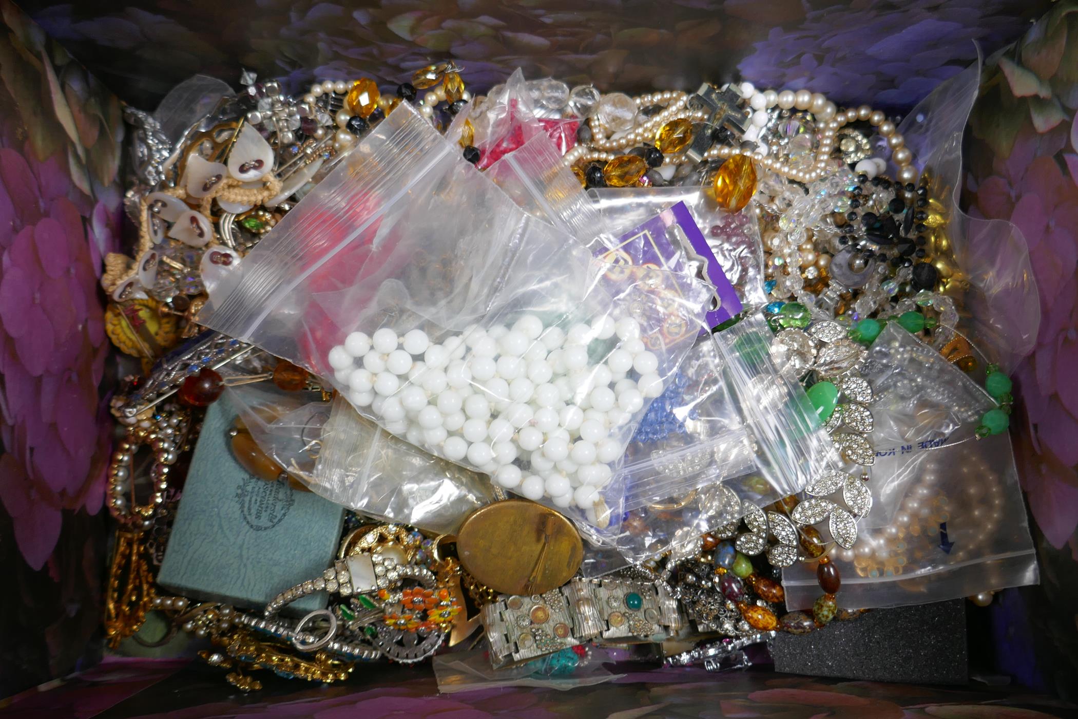 A quantity of good quality vintage costume jewellery to include necklaces, brooches, earrings etc - Image 5 of 5