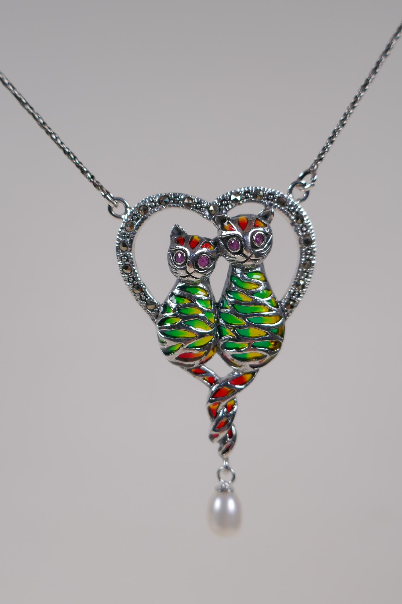 A 925 silver and plique a jour pendant necklace in the form of two cats within a heart, 5cm drop - Image 3 of 3