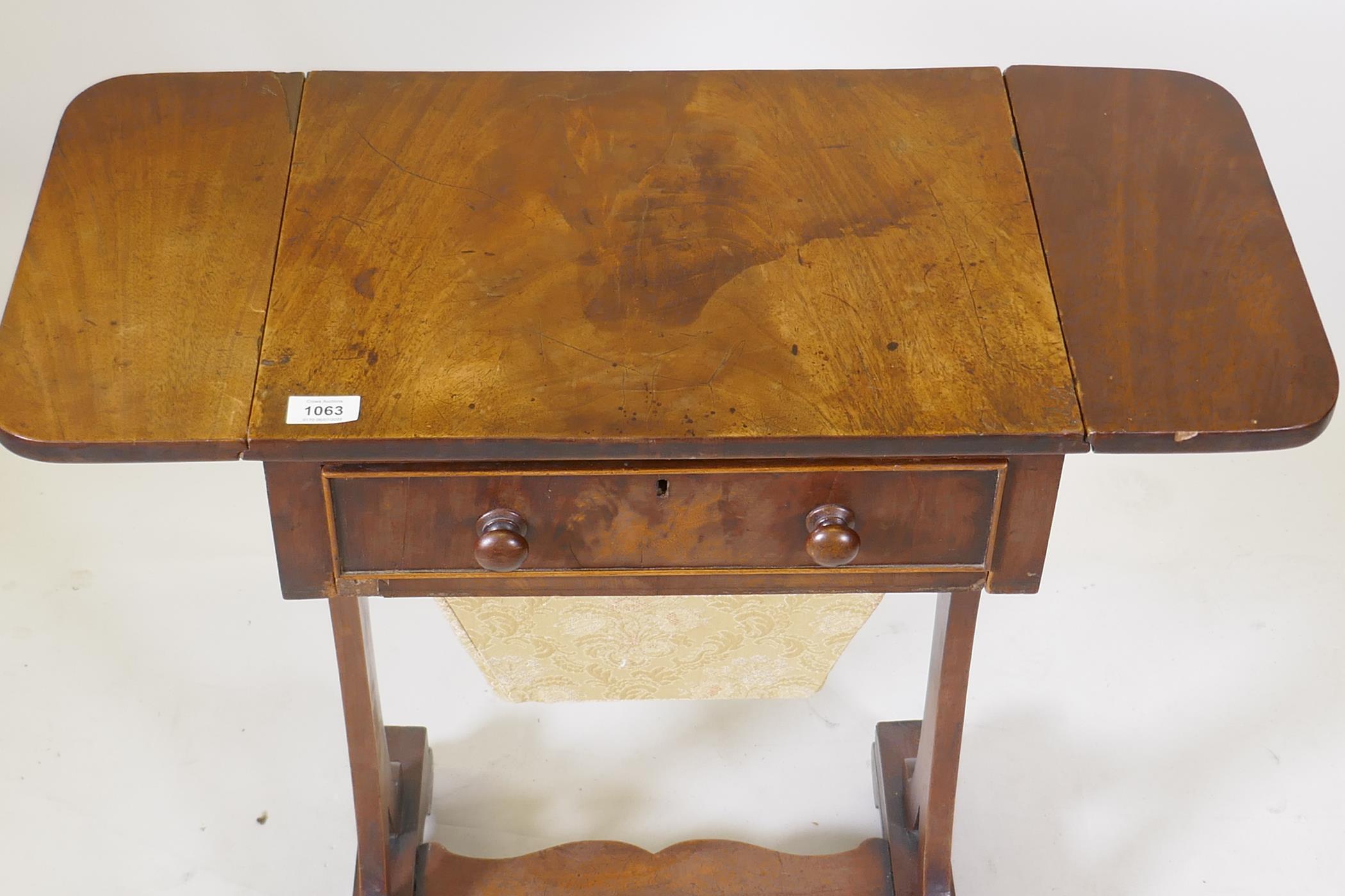 An early C19th mahogany worktable with single drawer and pull out basket, and drop end flaps, raised - Image 4 of 6