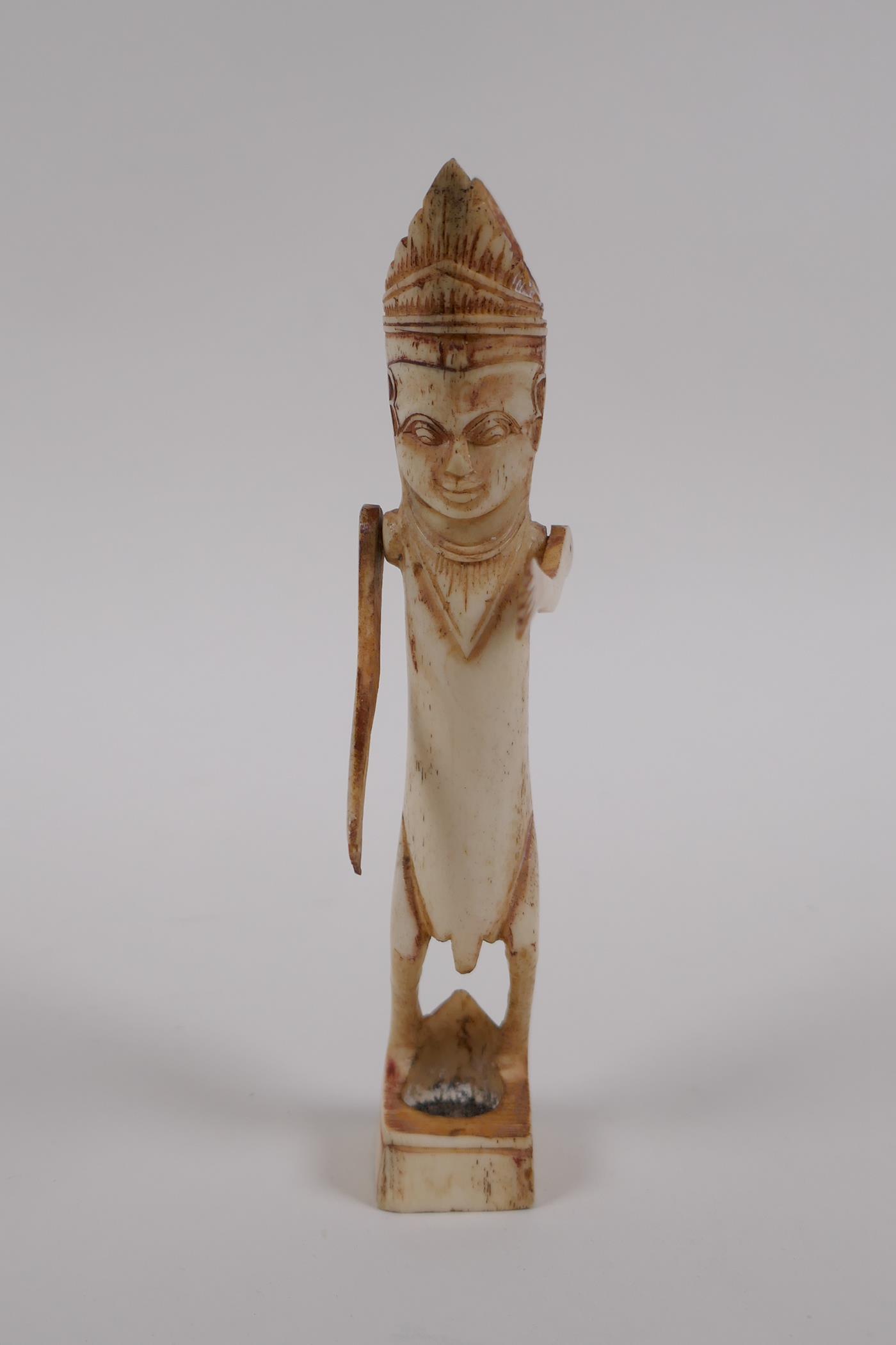 An antique Indonesian carved bone ceremonial figure, 15cm high - Image 3 of 5