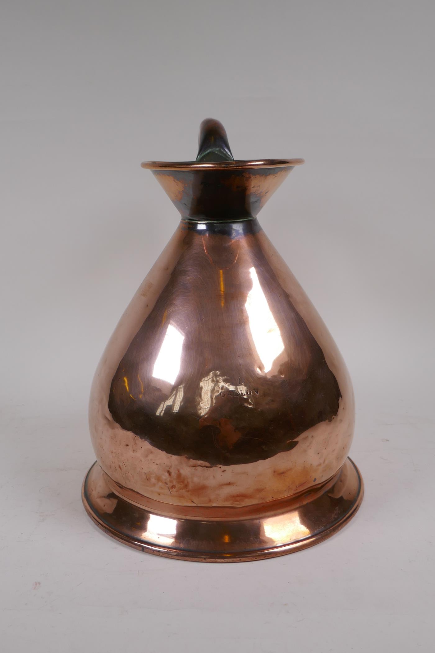 A C19th copper 1 gallon jug, 31cms high - Image 2 of 6