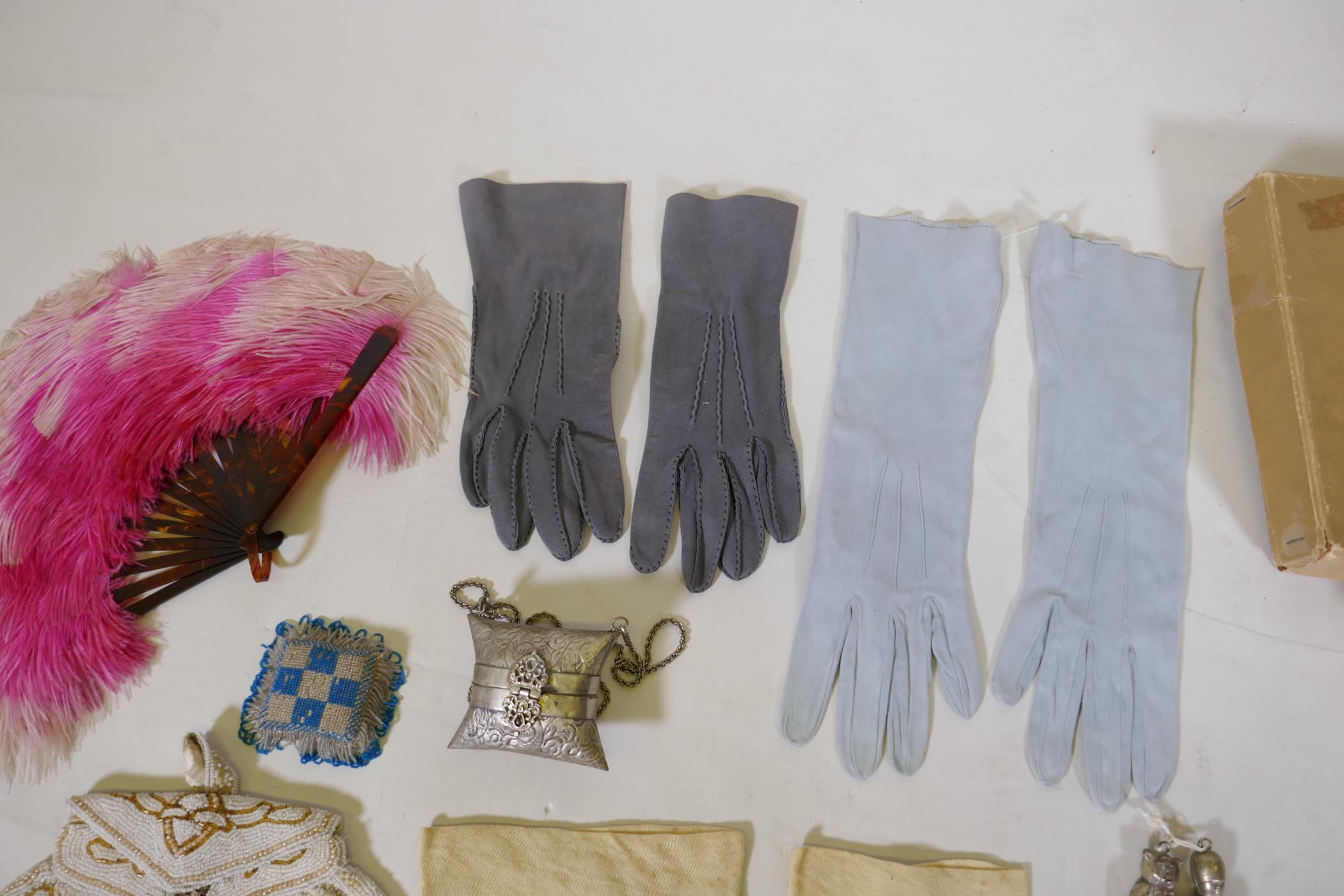 A quantity of vintage lace and linen, including a mid C19th christening gown, gloves, lace - Image 4 of 7