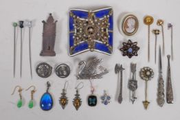A quantity of good quality vintage costume jewellery, including gold and silver pieces, brooches,