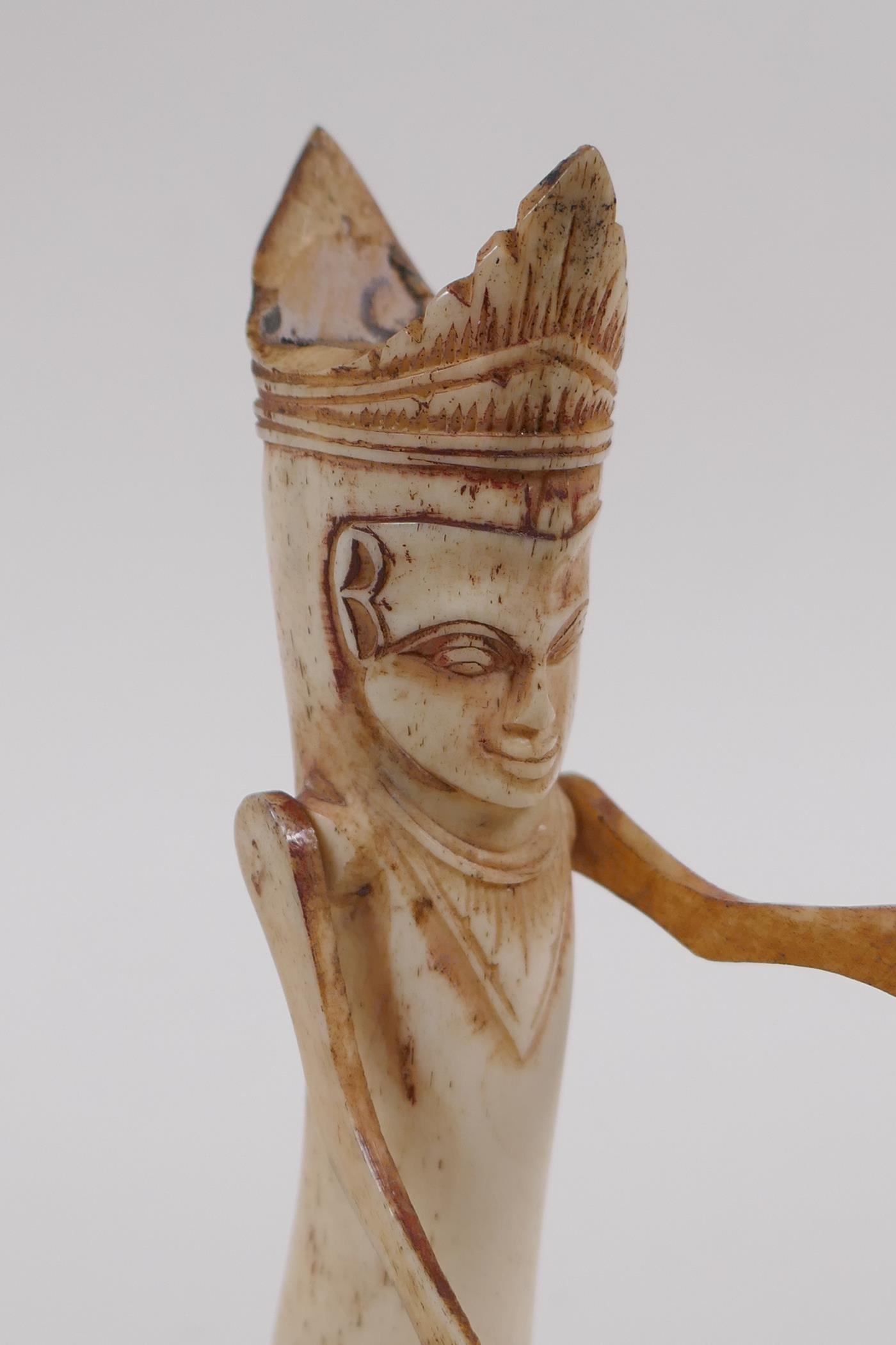 An antique Indonesian carved bone ceremonial figure, 15cm high - Image 2 of 5