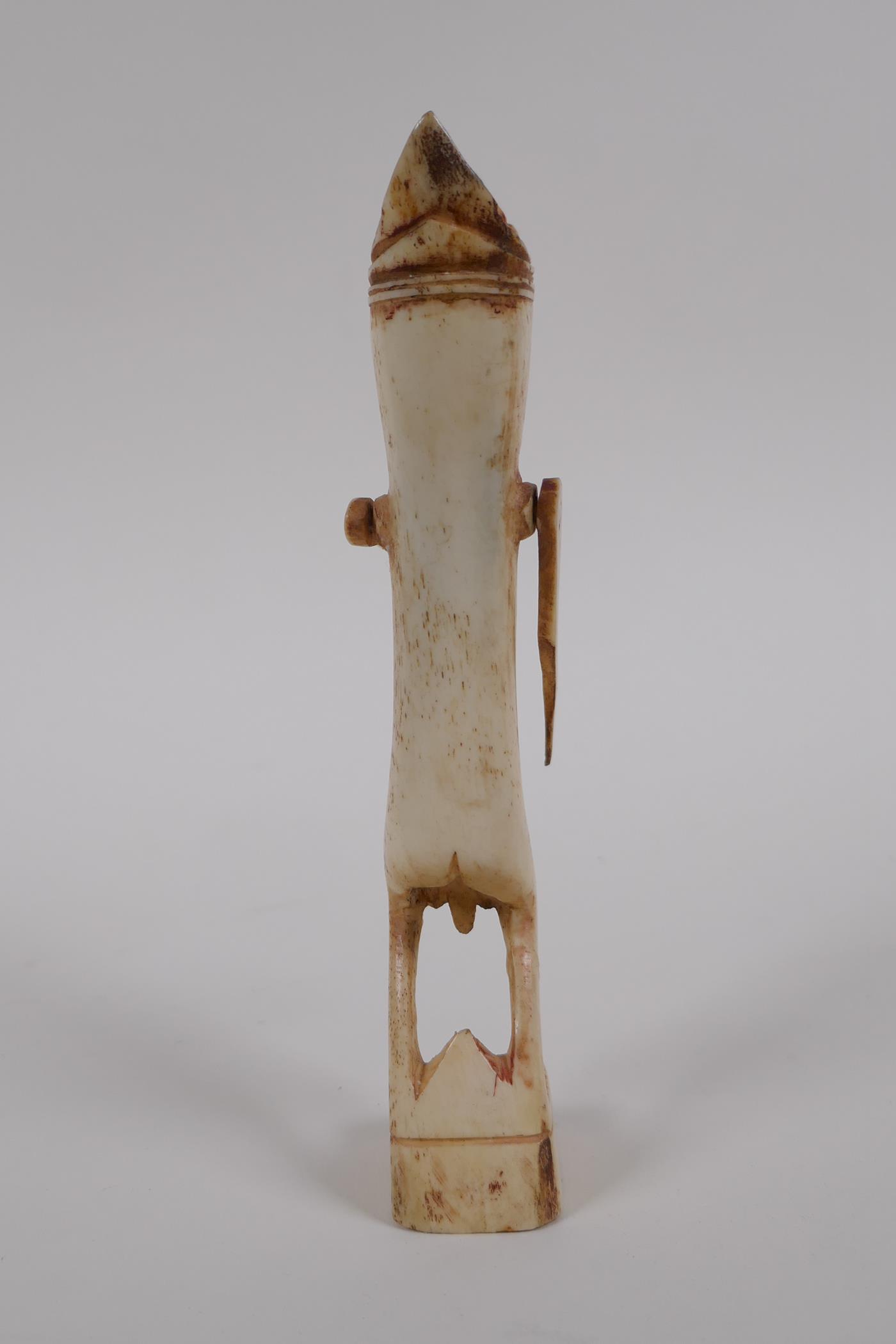 An antique Indonesian carved bone ceremonial figure, 15cm high - Image 5 of 5