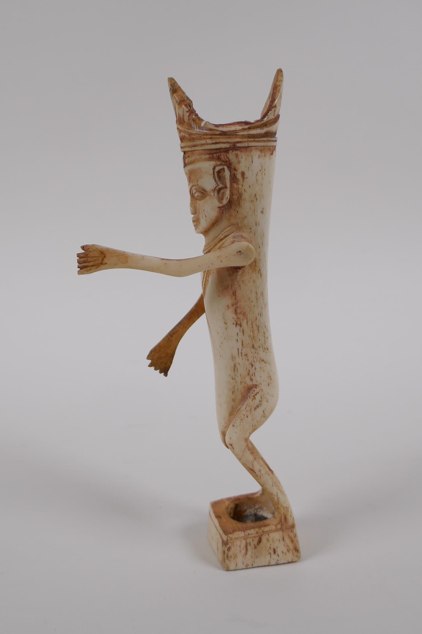 An antique Indonesian carved bone ceremonial figure, 15cm high - Image 4 of 5