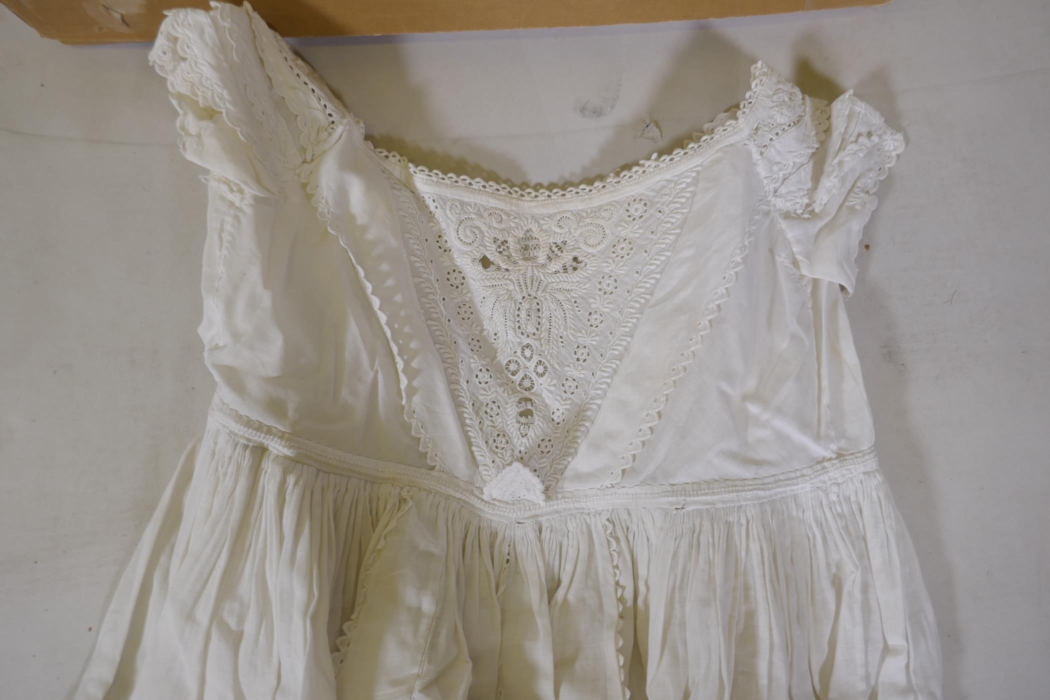 A quantity of vintage lace and linen, including a mid C19th christening gown, gloves, lace - Image 2 of 7