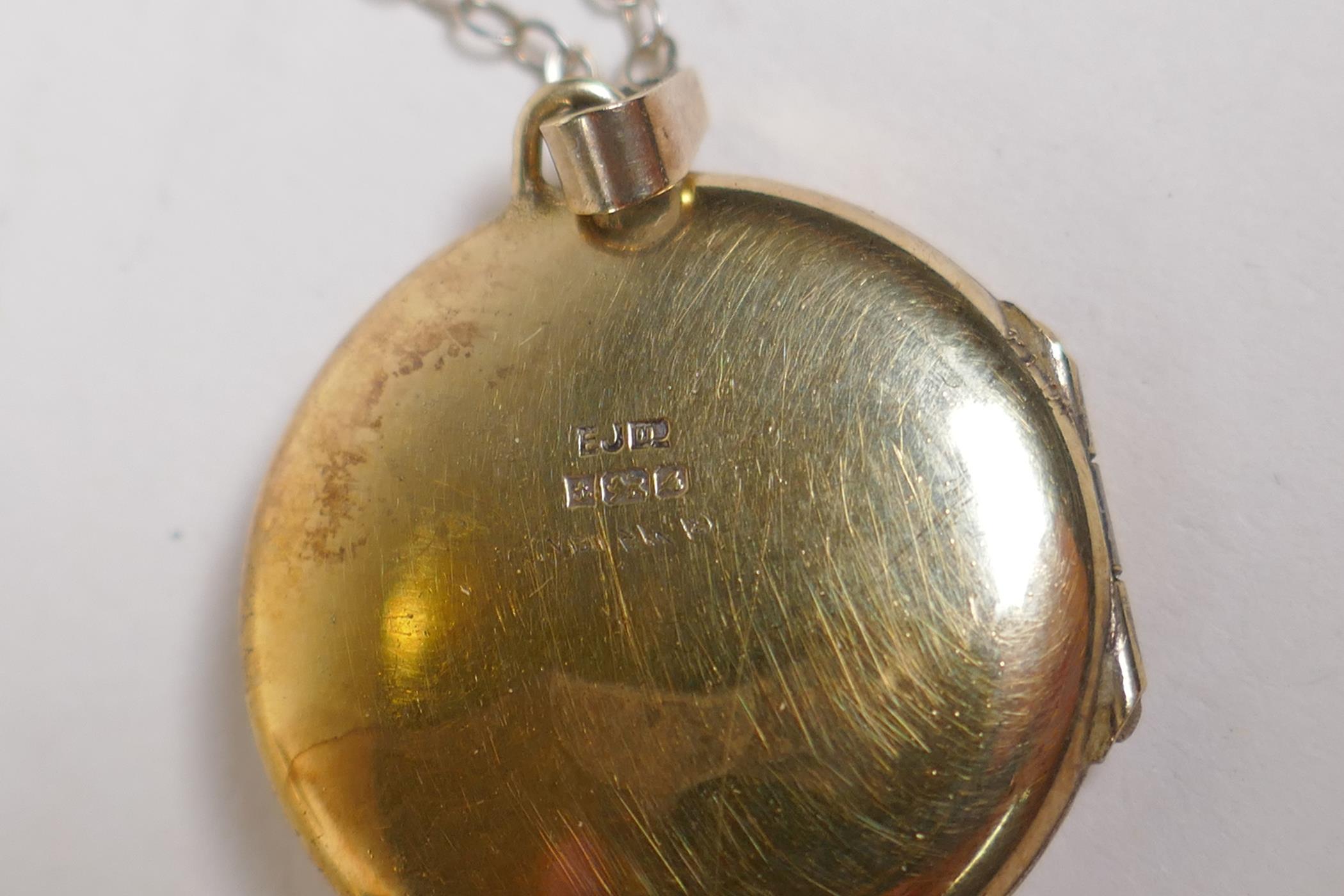 A buckle ring, stamped DW, a gold crucifix and pendant, AF, and a locket - Image 9 of 9