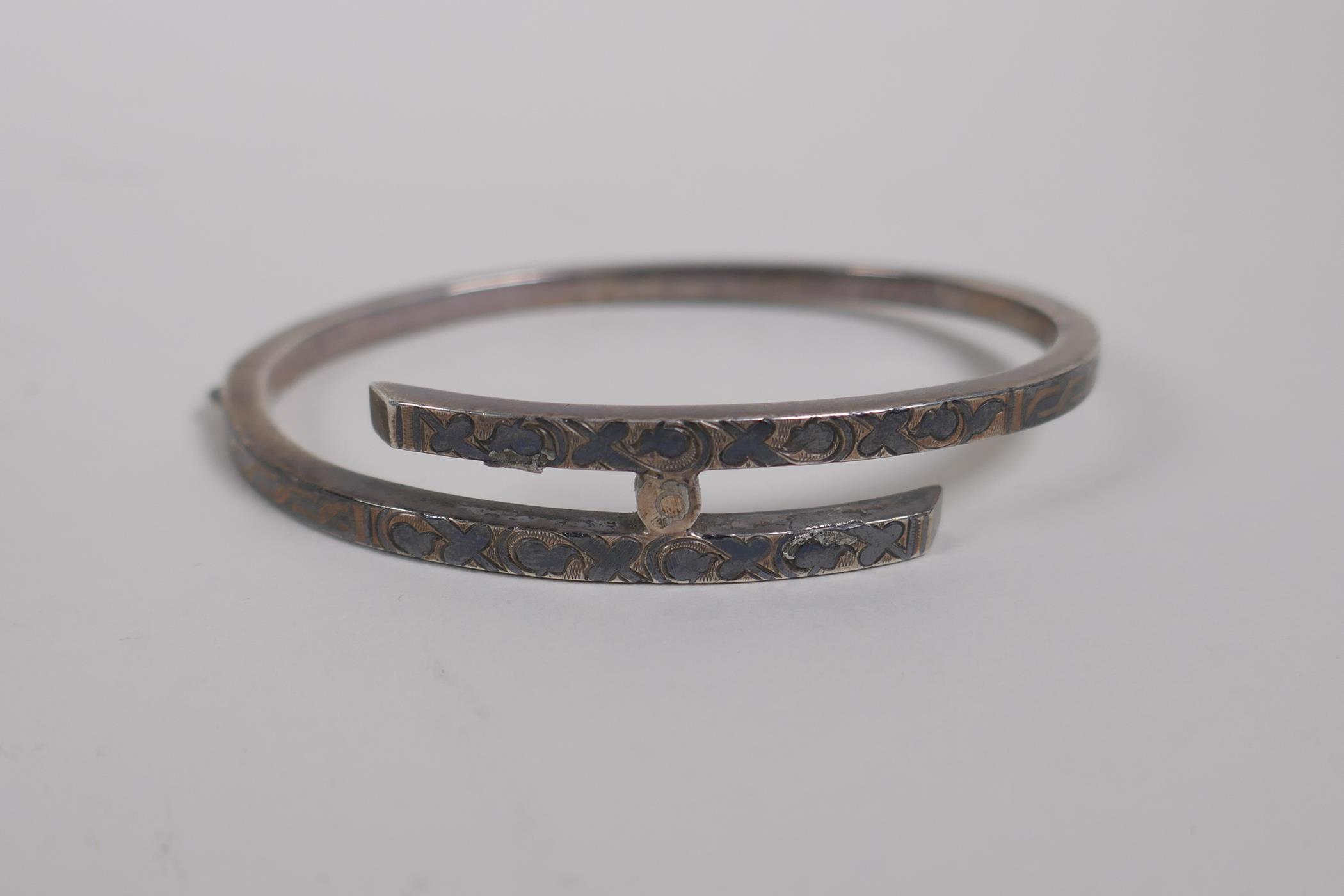 An Imperial Russian niello silver bangle by Alexandr Vasilliev Dominin, St Petersburg, 1896-1917,