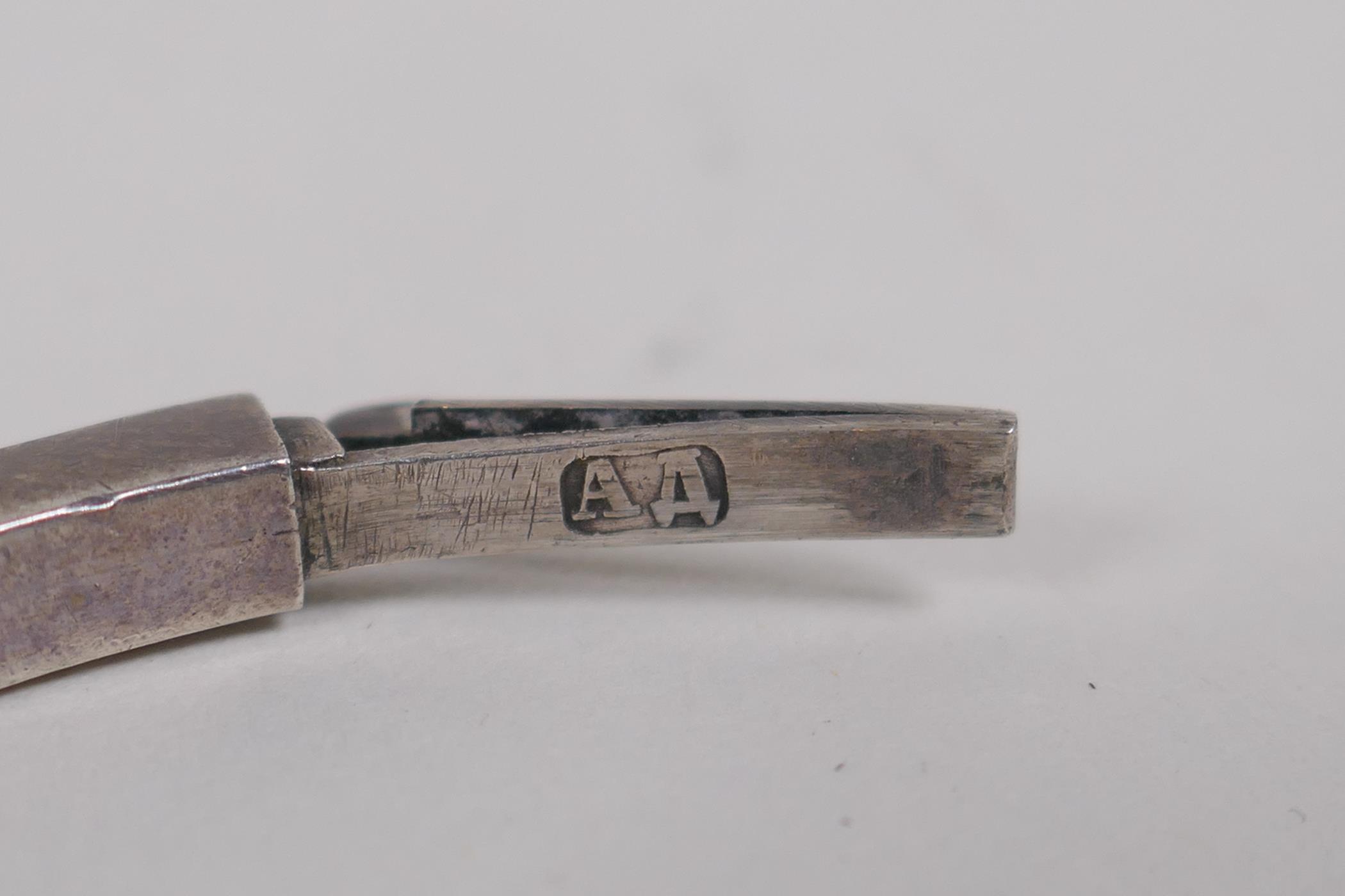 An Imperial Russian niello silver bangle by Alexandr Vasilliev Dominin, St Petersburg, 1896-1917, - Image 3 of 5