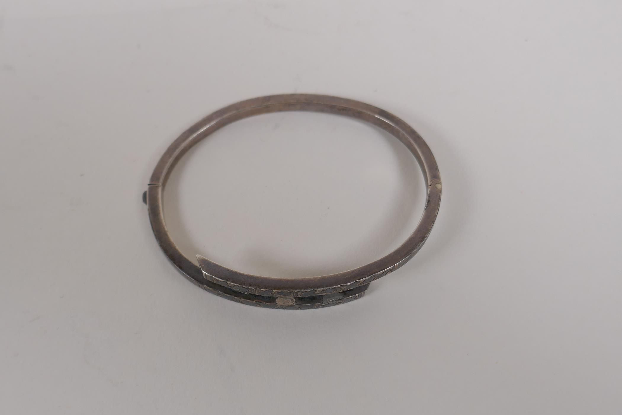 An Imperial Russian niello silver bangle by Alexandr Vasilliev Dominin, St Petersburg, 1896-1917, - Image 2 of 5