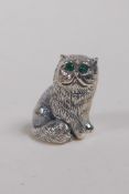 A sterling silver miniature figure of a cat with emerald set eyes, 2cm