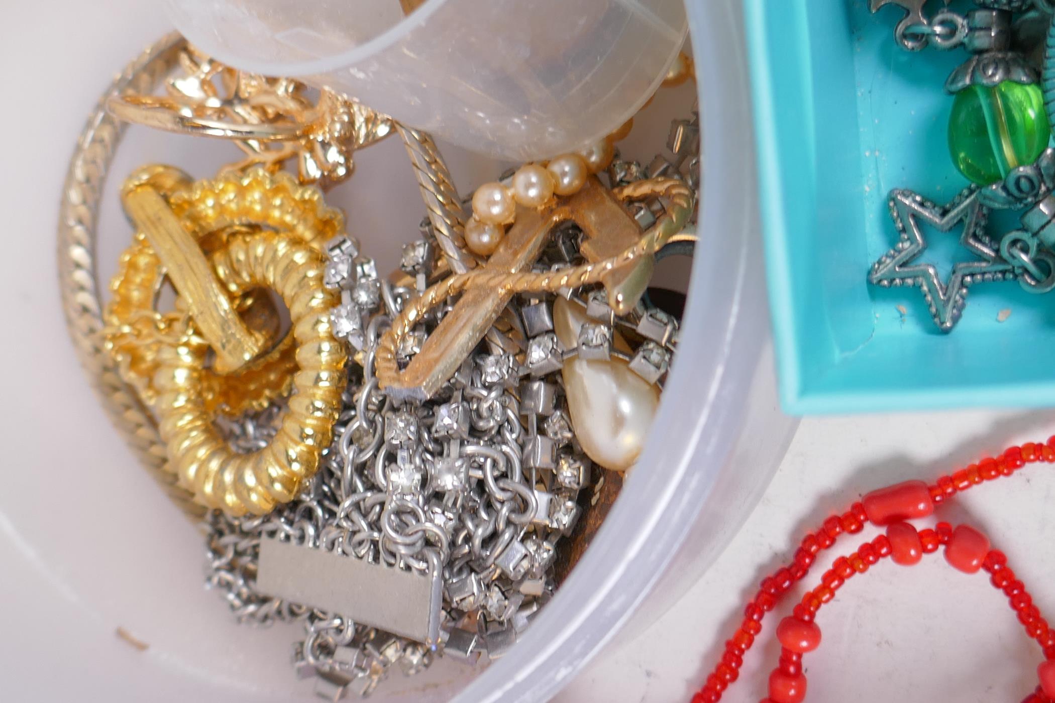 A quantity of costume jewellery - Image 6 of 9