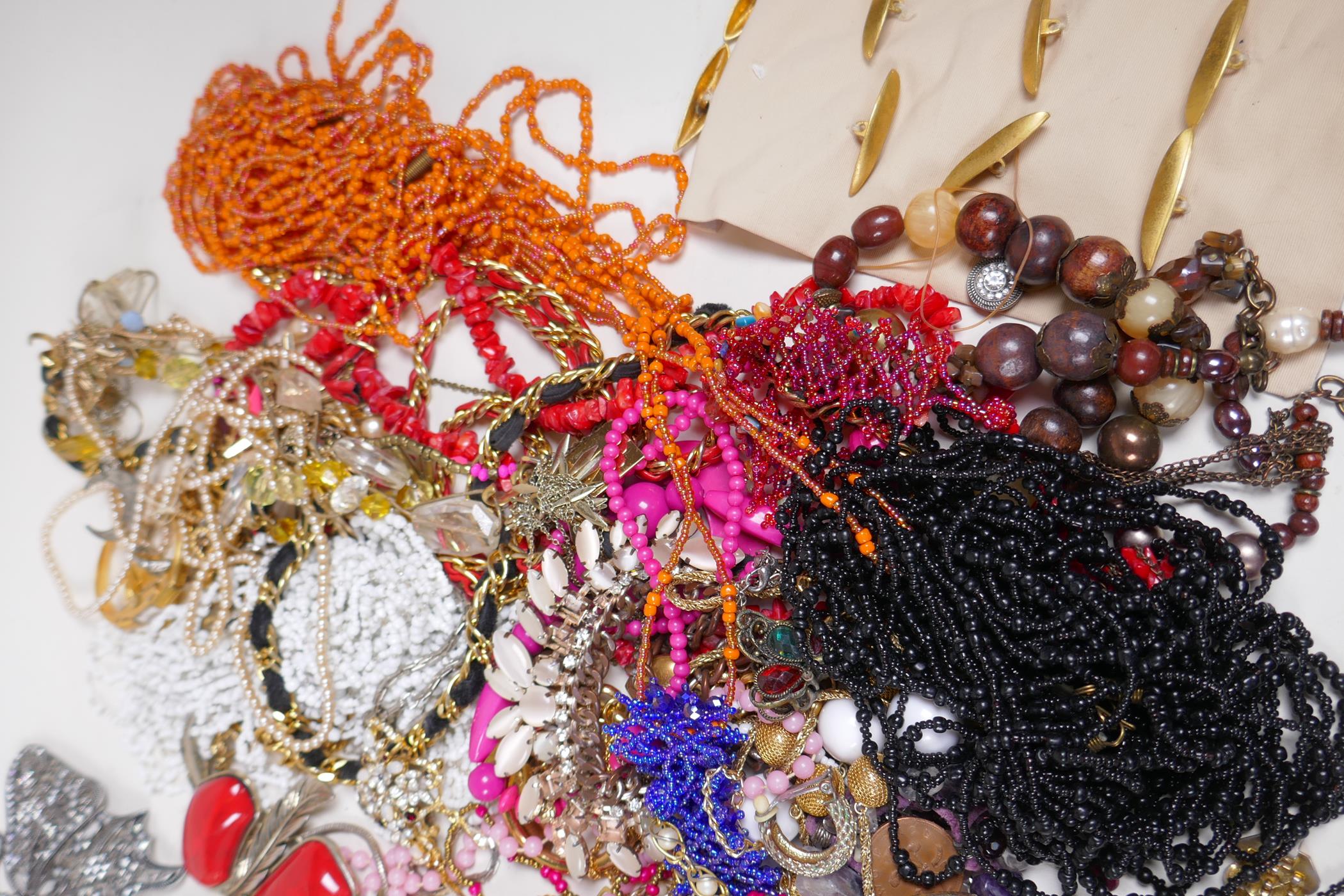 A quantity of costume jewellery - Image 7 of 9
