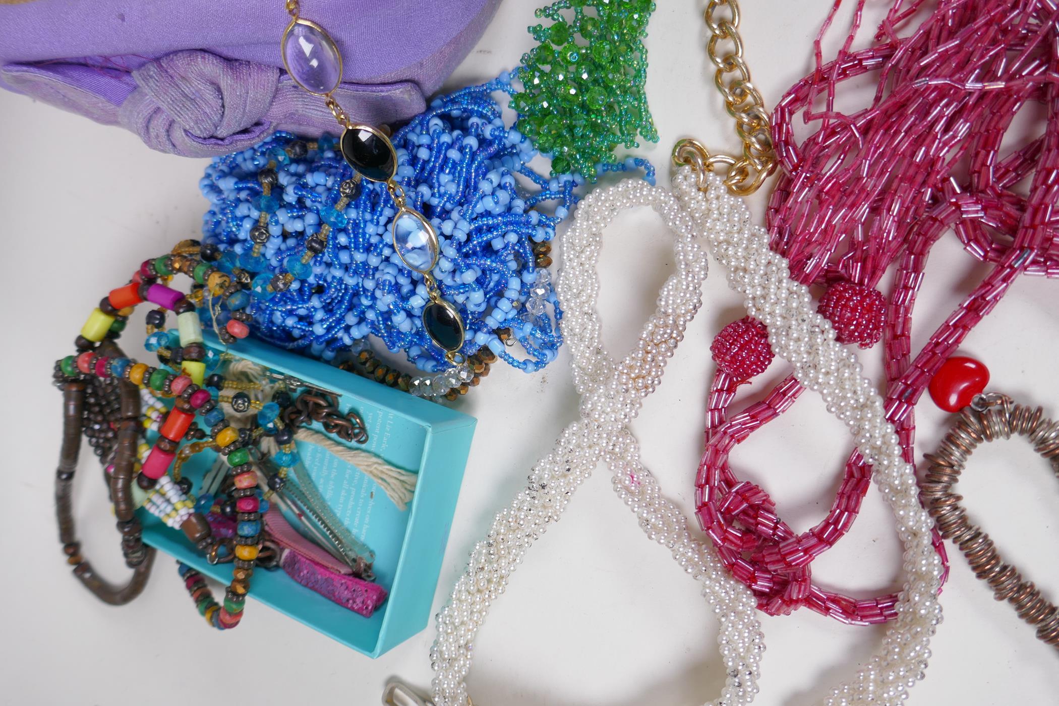 A quantity of costume jewellery - Image 9 of 9