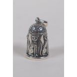 A sterling silver thimble pendant with cat decoration, 3.5cm