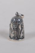 A sterling silver thimble pendant with cat decoration, 3.5cm